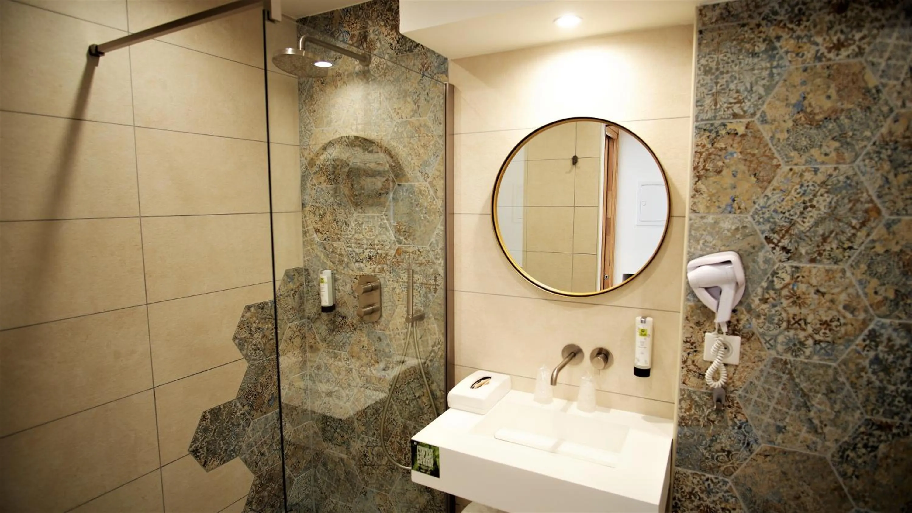 Bathroom in L'Enclos des Lauriers Roses