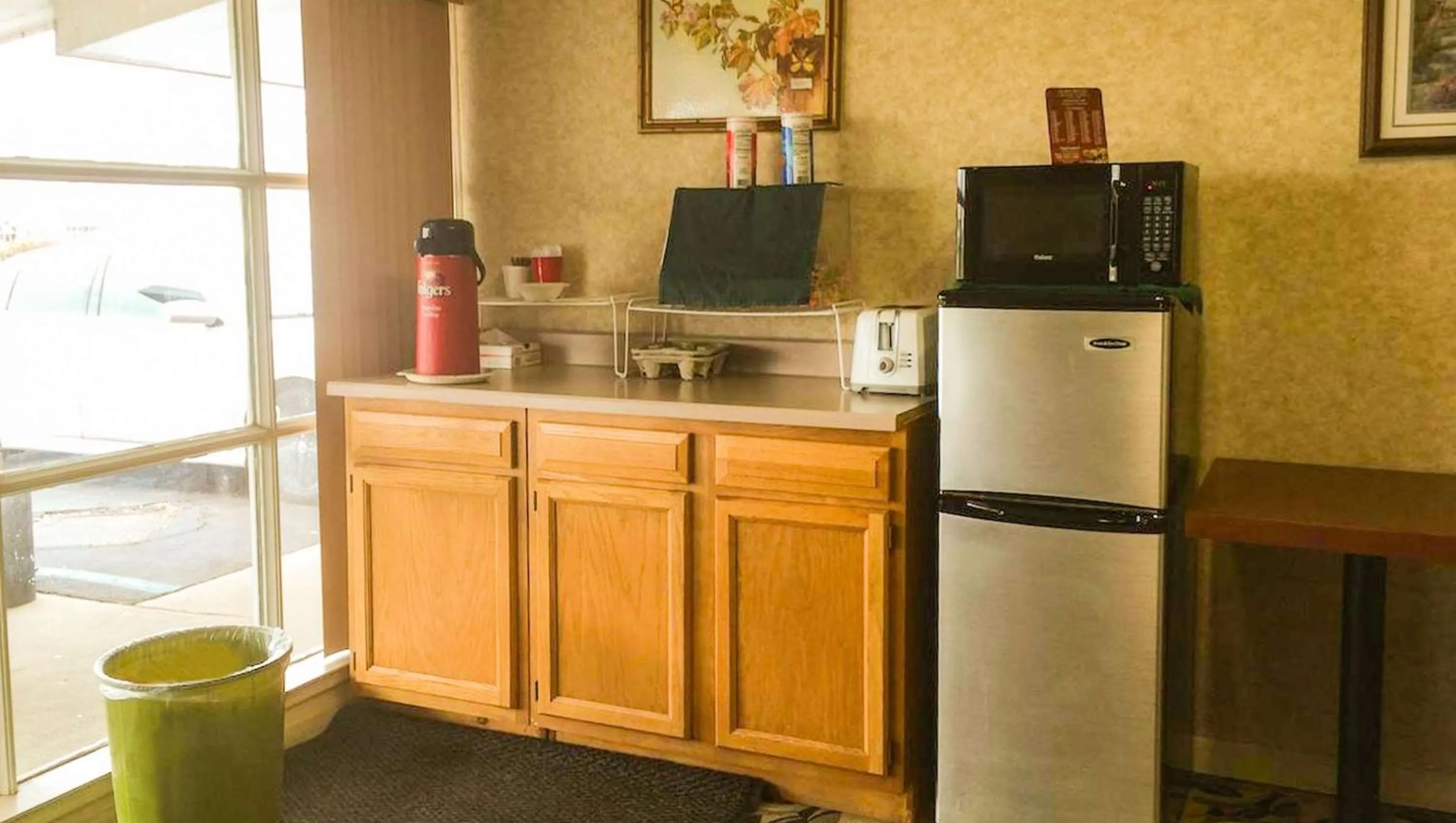 Restaurant/places to eat in Alma Motel