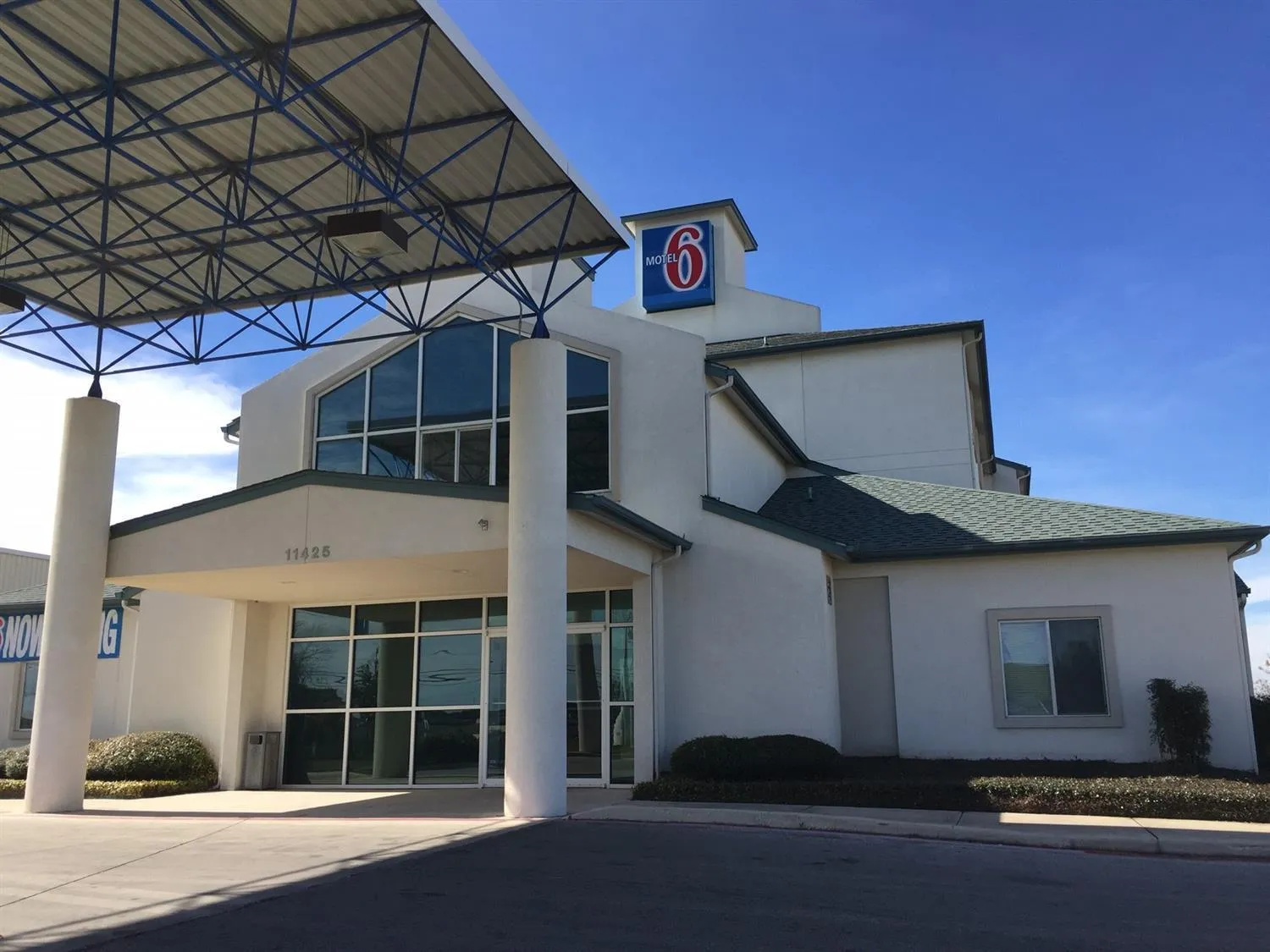 Property building in Motel 6-San Antonio, TX - Sea World North