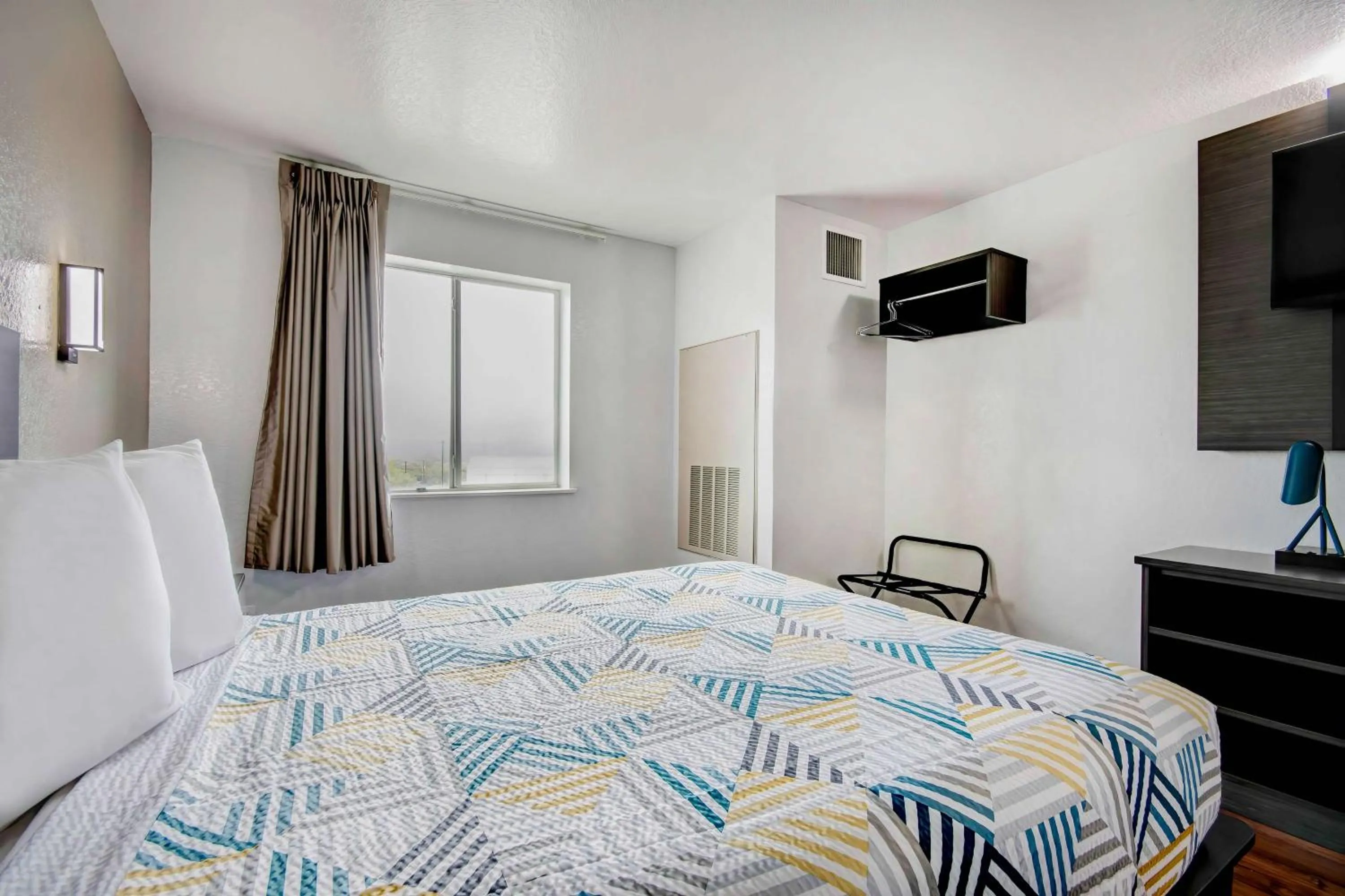 Bedroom, Bed in Motel 6-San Antonio, TX - Sea World North