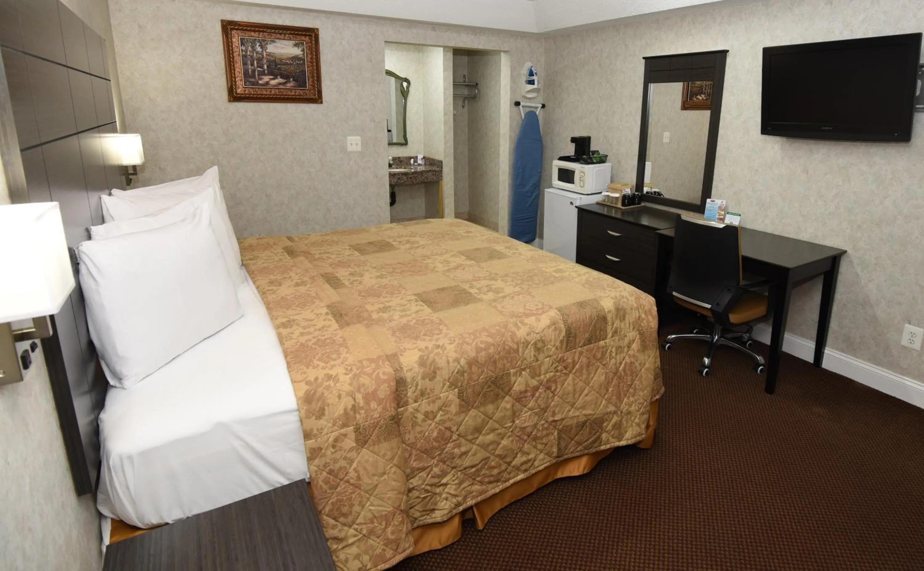 Photo of the whole room, Bed in Country View Inn & Suites Atlantic City