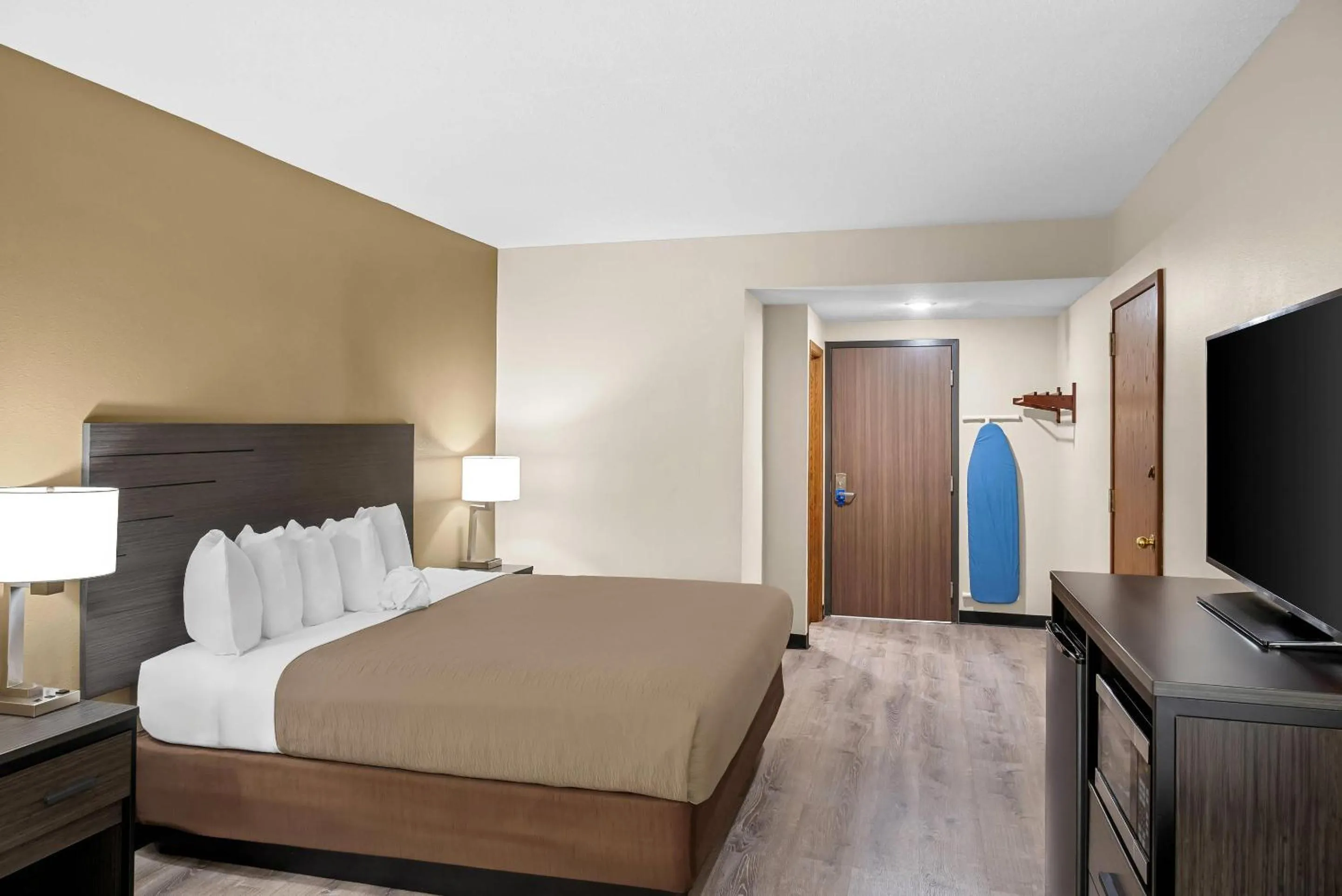 Bedroom, Bed in Rodeway Inn Grandville - Grand Rapids