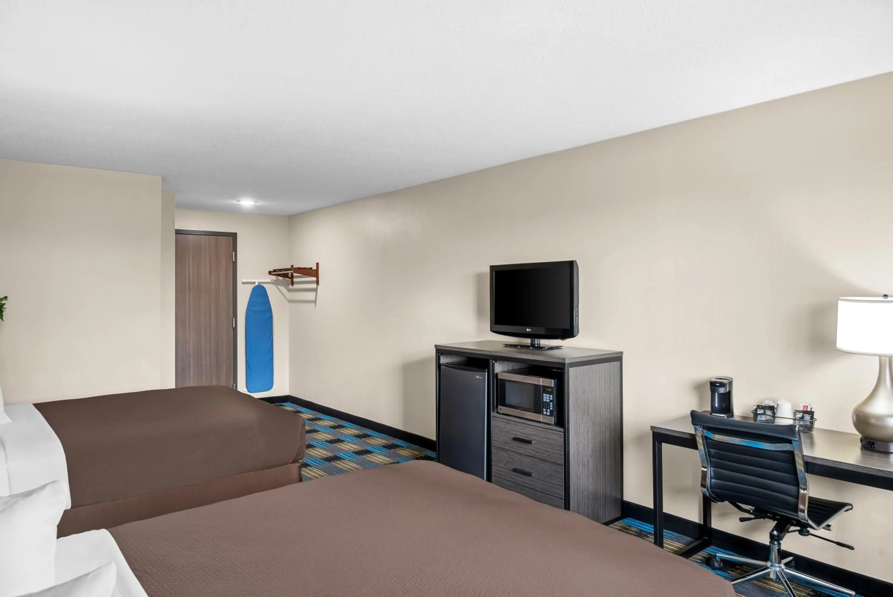 Photo of the whole room, Bed in Rodeway Inn Grandville - Grand Rapids