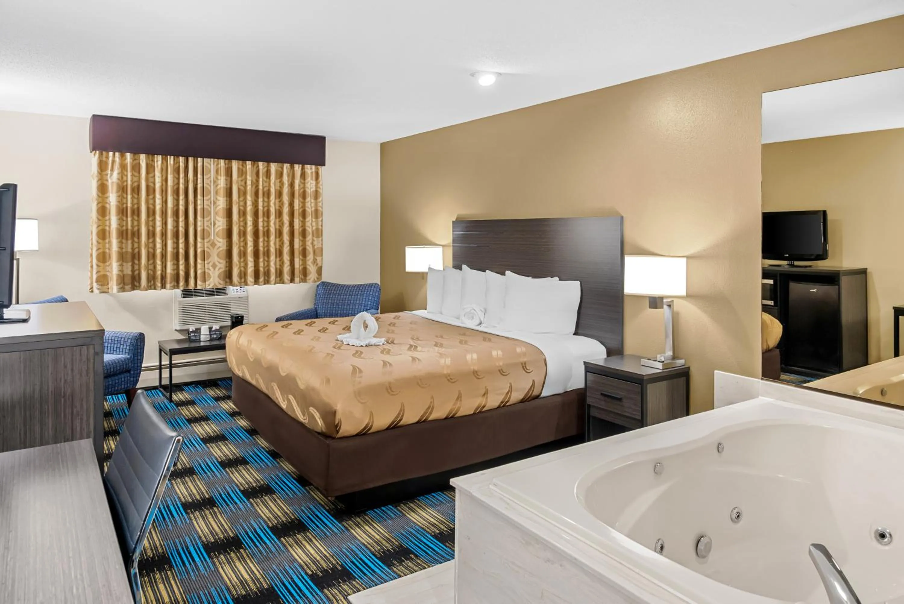 Photo of the whole room, Bed in Rodeway Inn Grandville - Grand Rapids