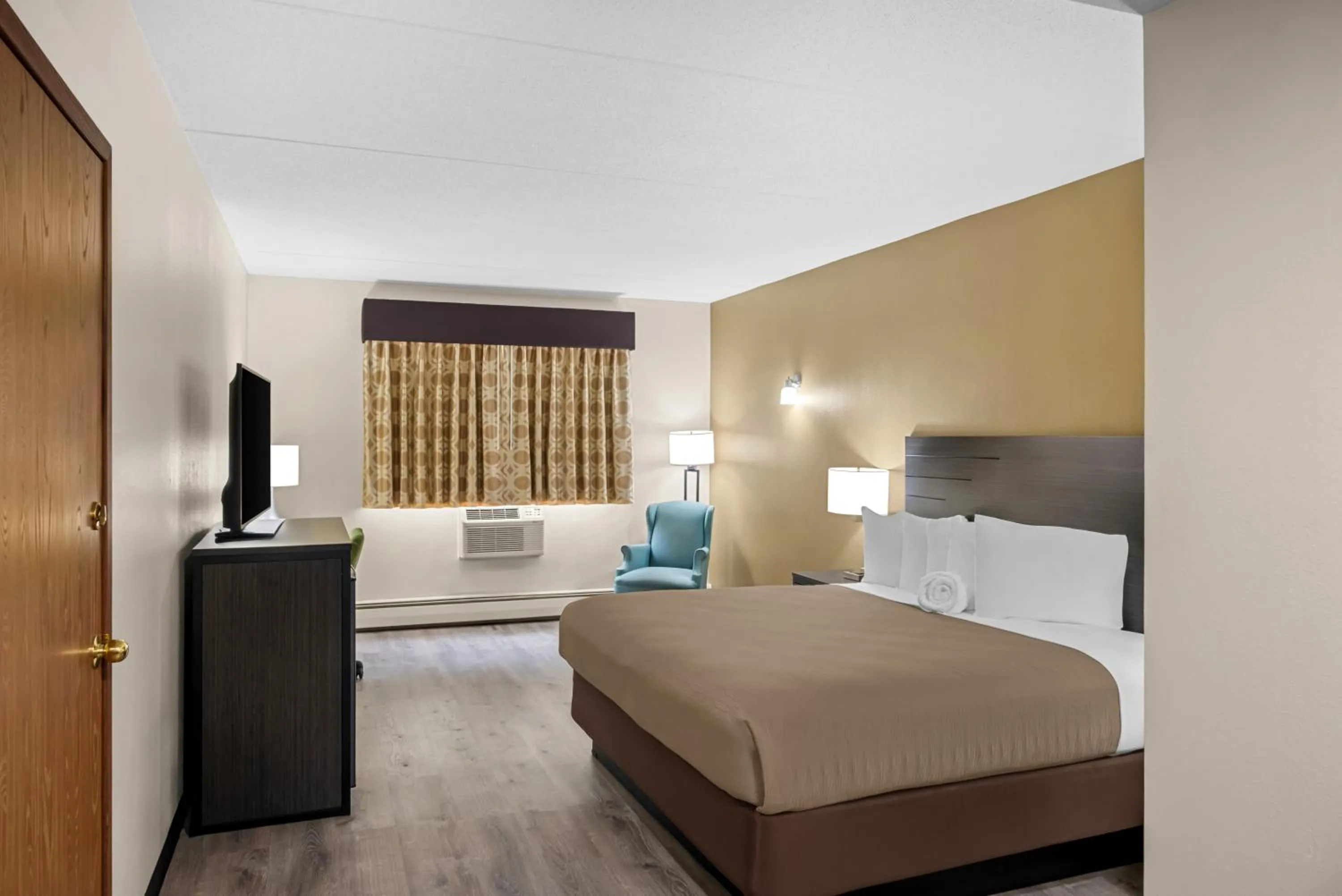 Photo of the whole room, Bed in Rodeway Inn Grandville - Grand Rapids