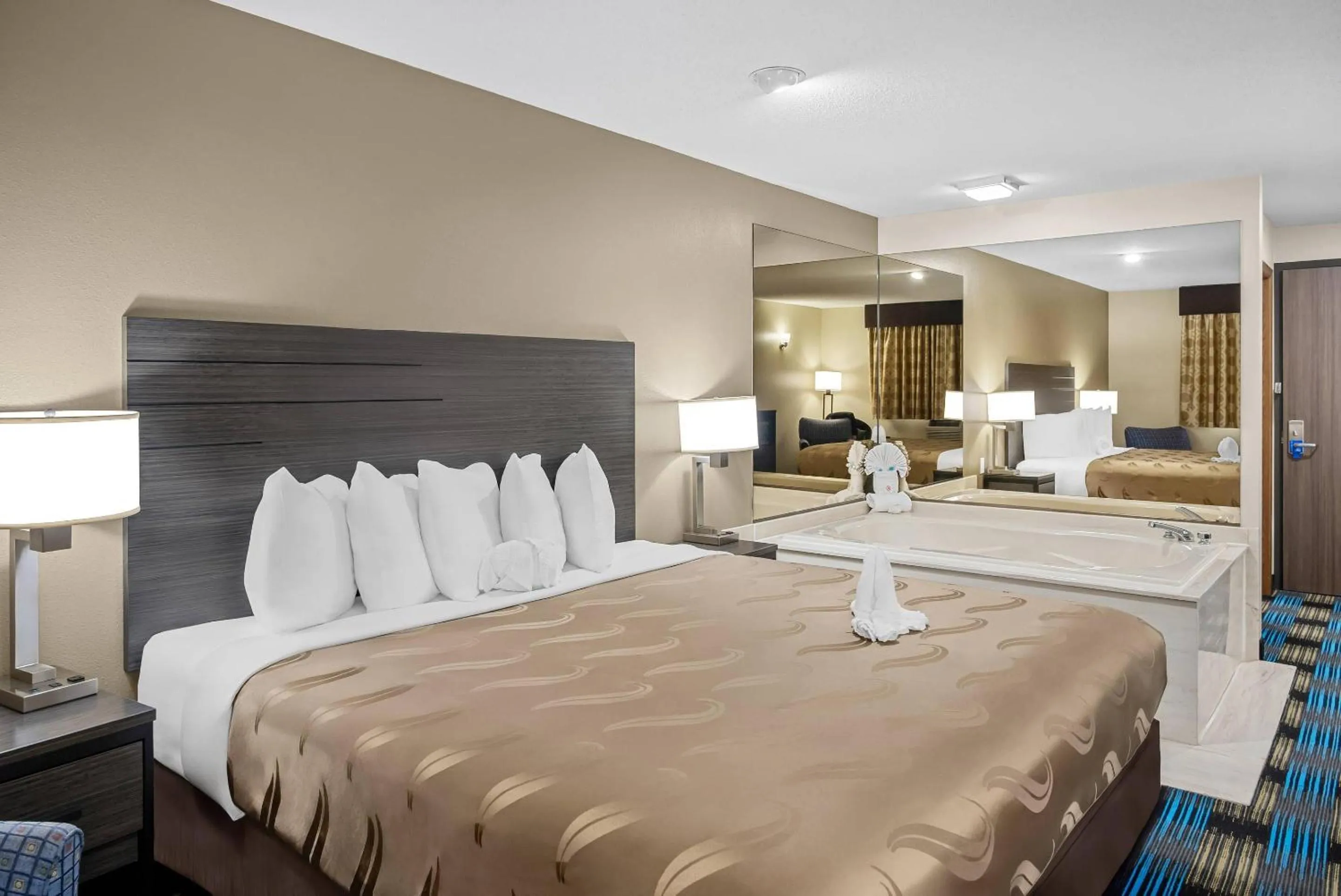 Bedroom, Bed in Rodeway Inn Grandville - Grand Rapids