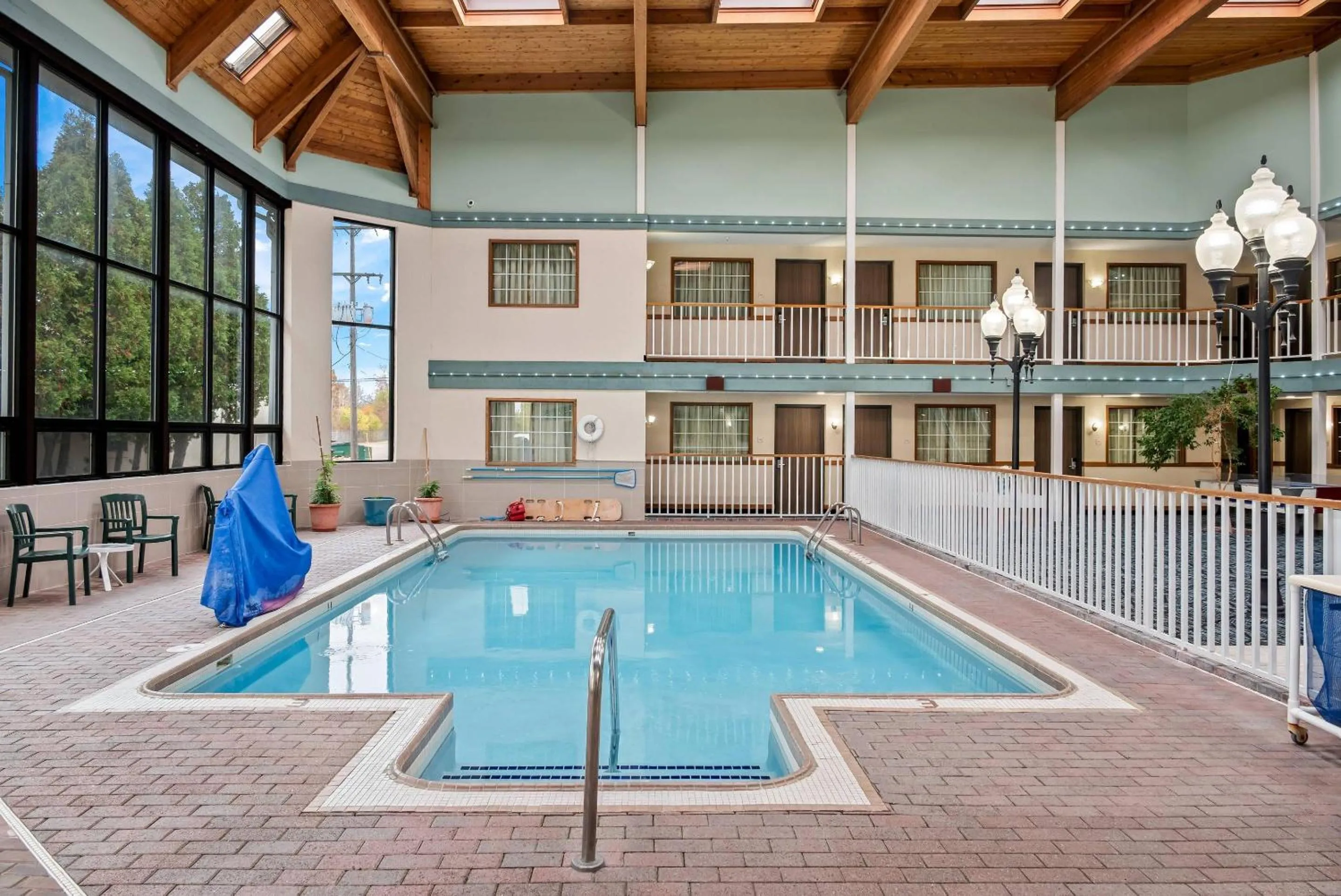 Swimming pool in Rodeway Inn Grandville - Grand Rapids