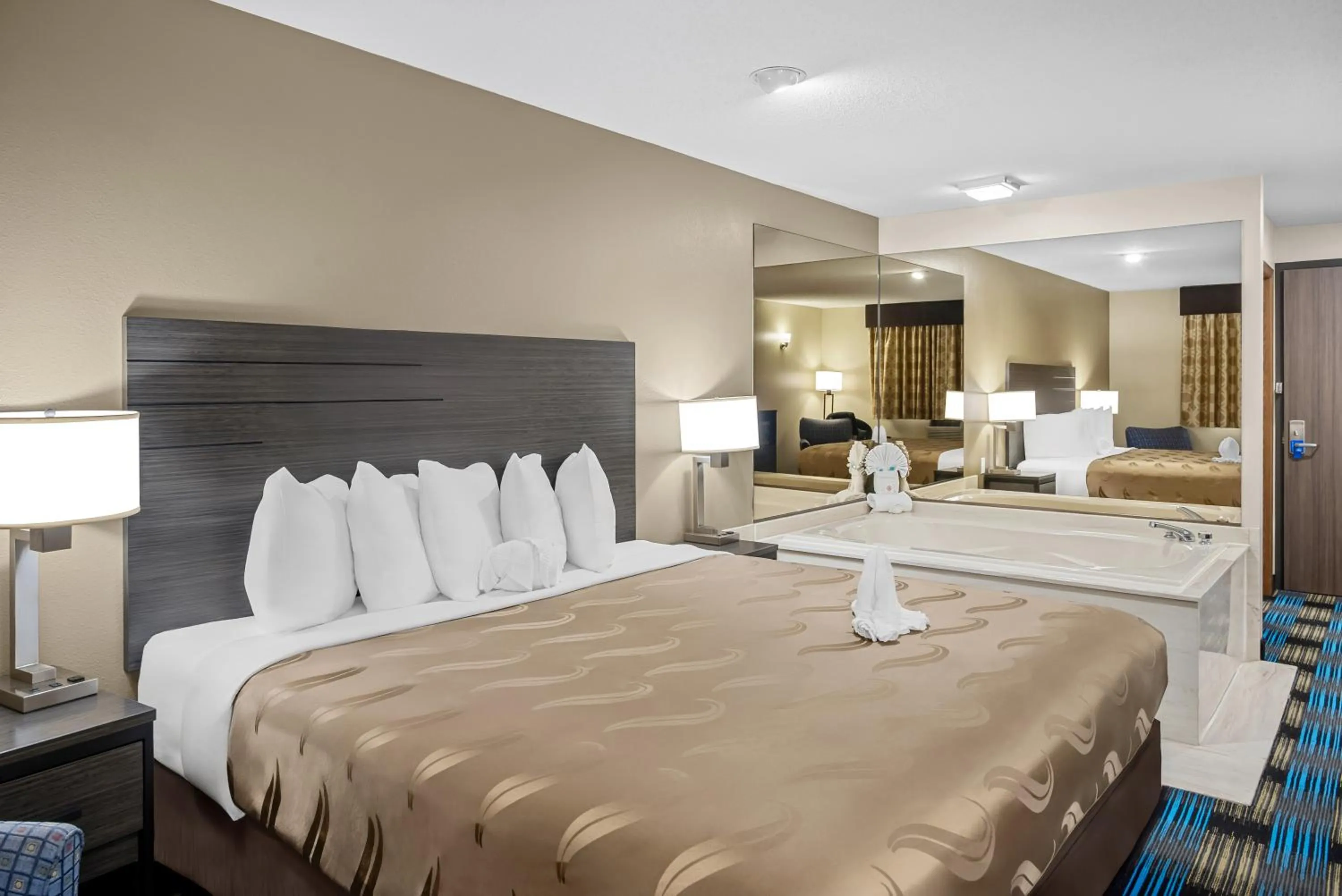 Photo of the whole room, Bed in Rodeway Inn Grandville - Grand Rapids