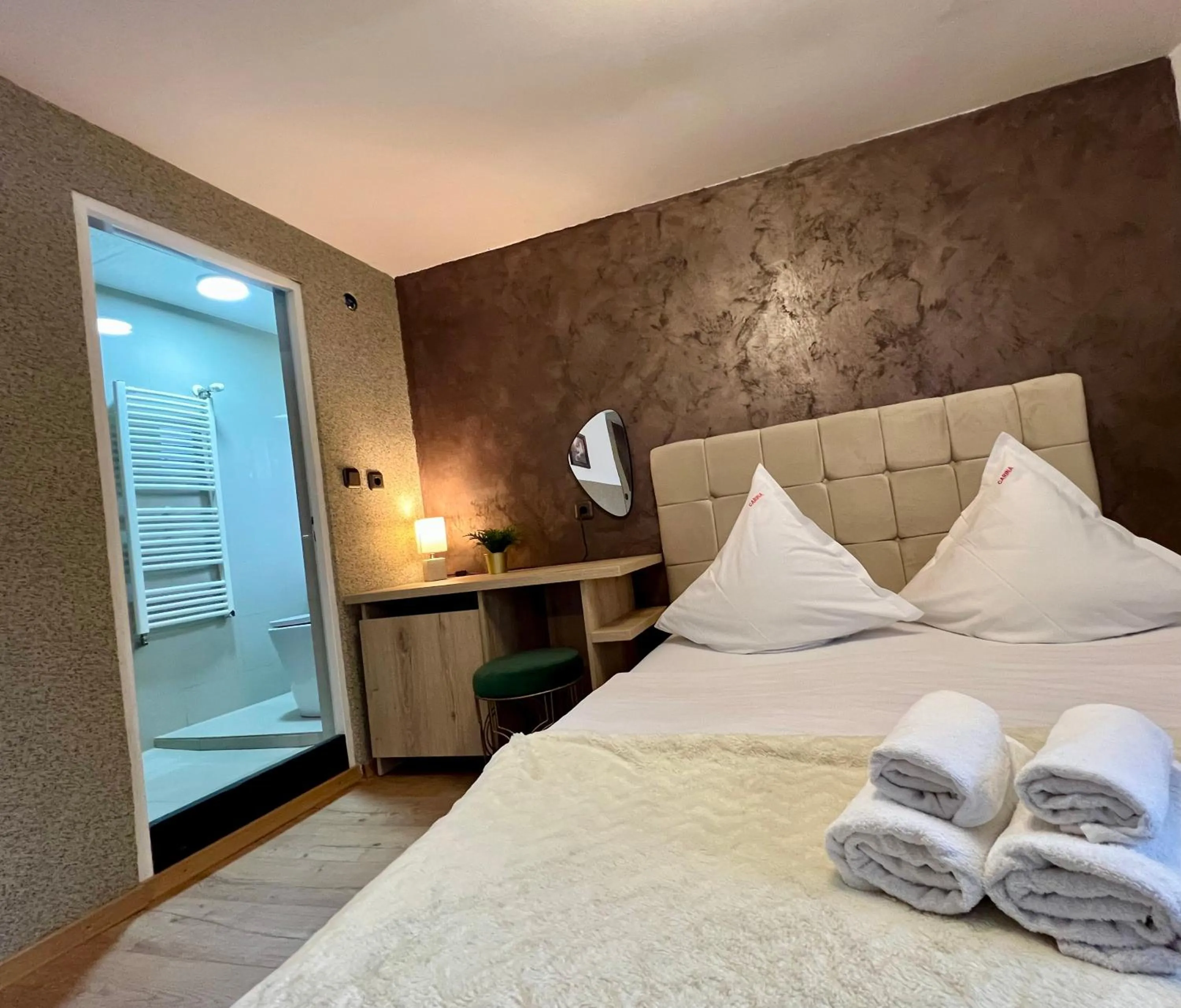 Bed in Pensiunea Carina