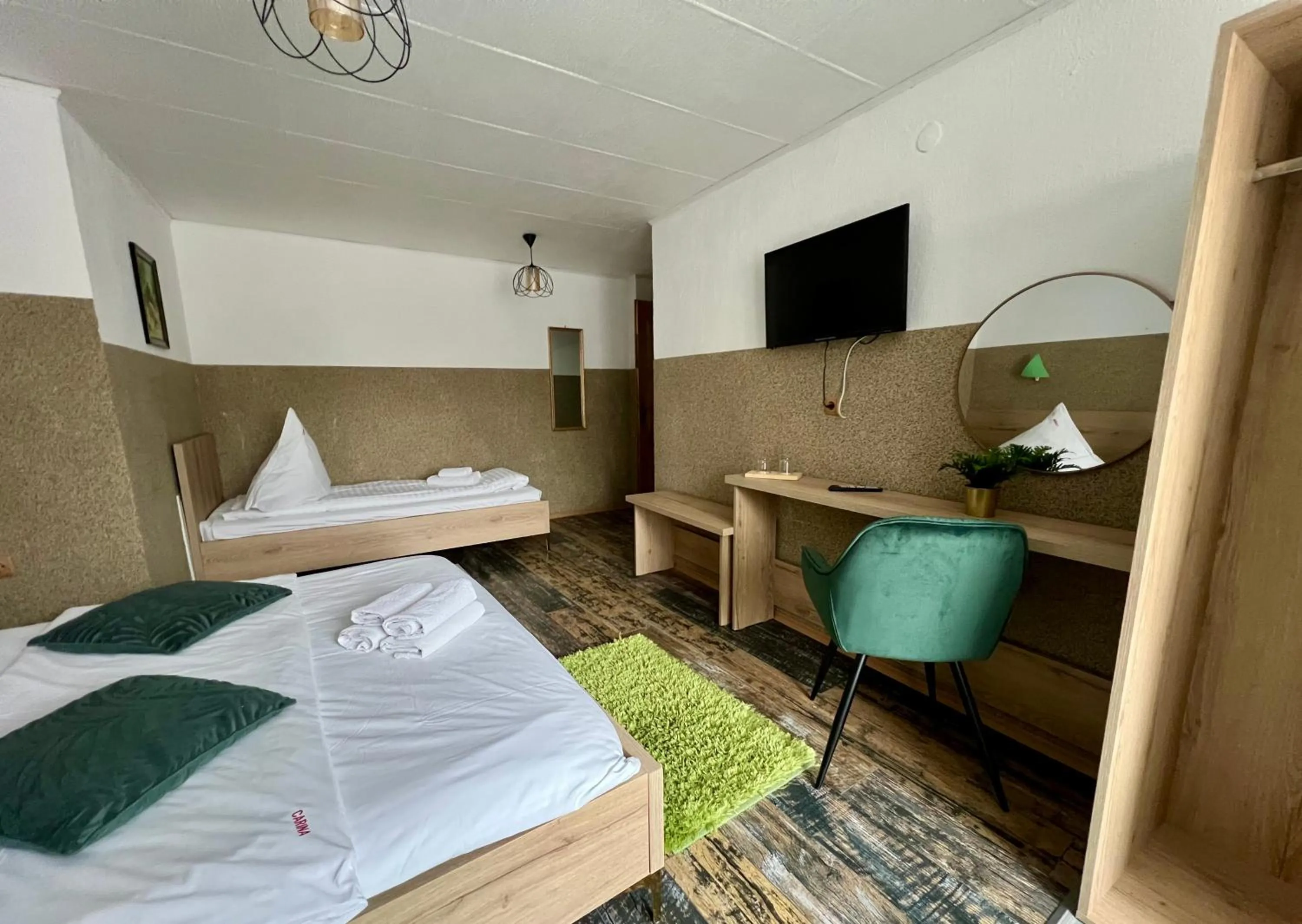 Bed in Pensiunea Carina