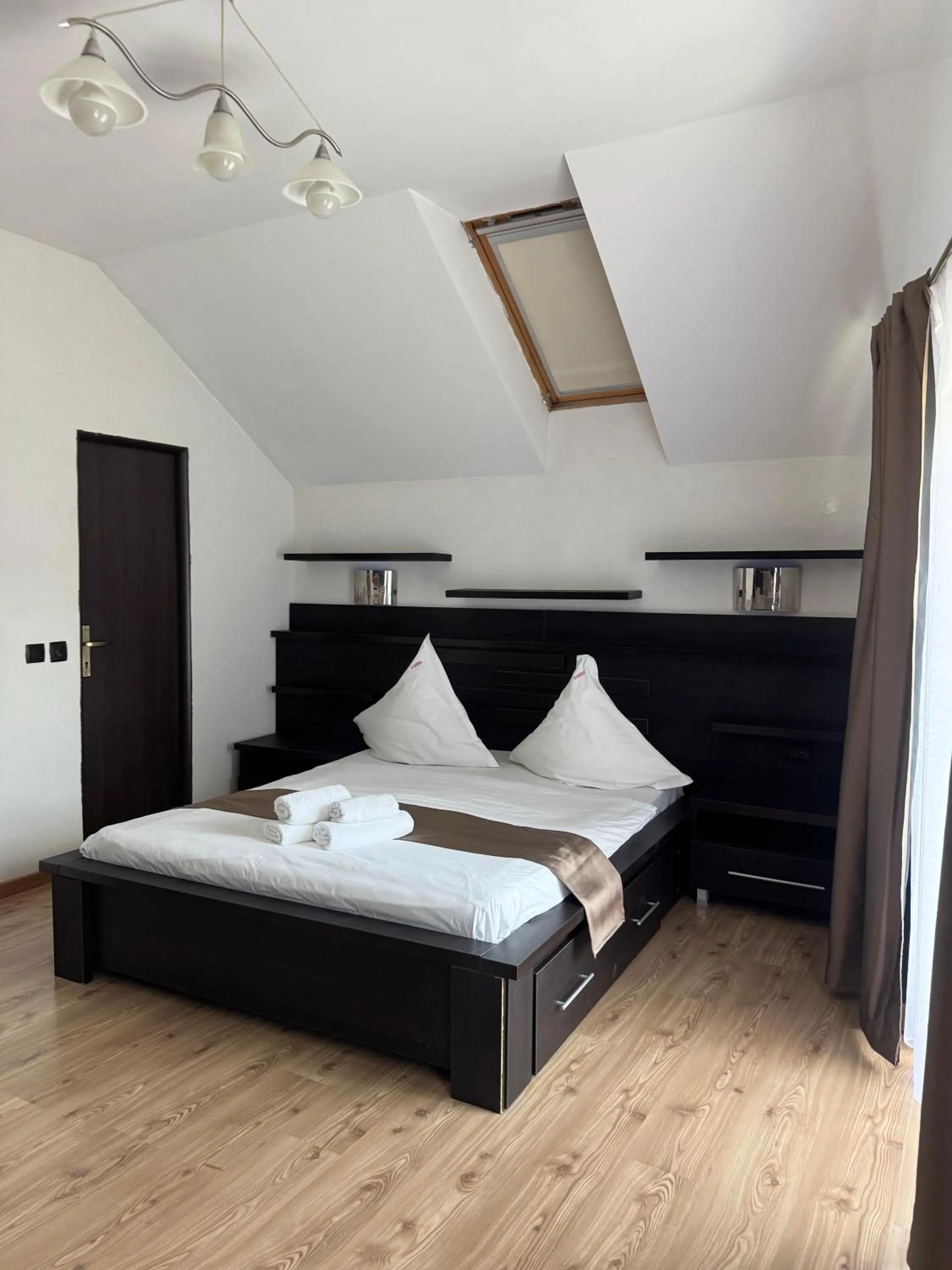 Bed in Pensiunea Carina