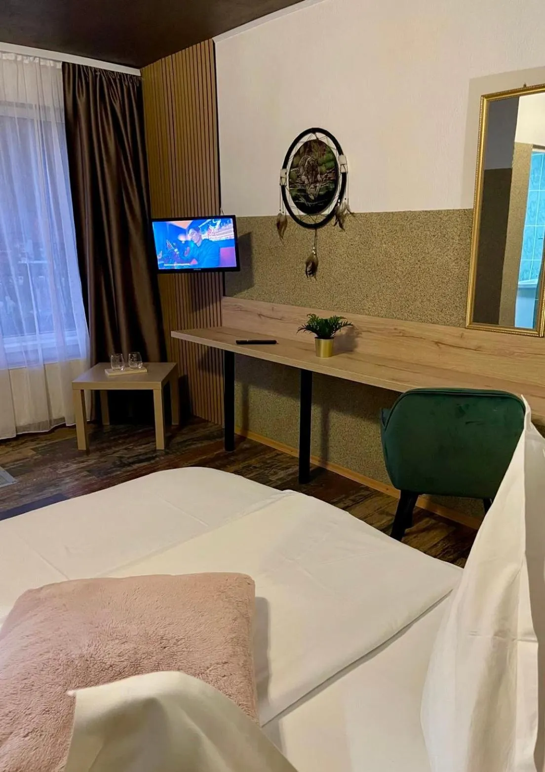 Bed in Pensiunea Carina