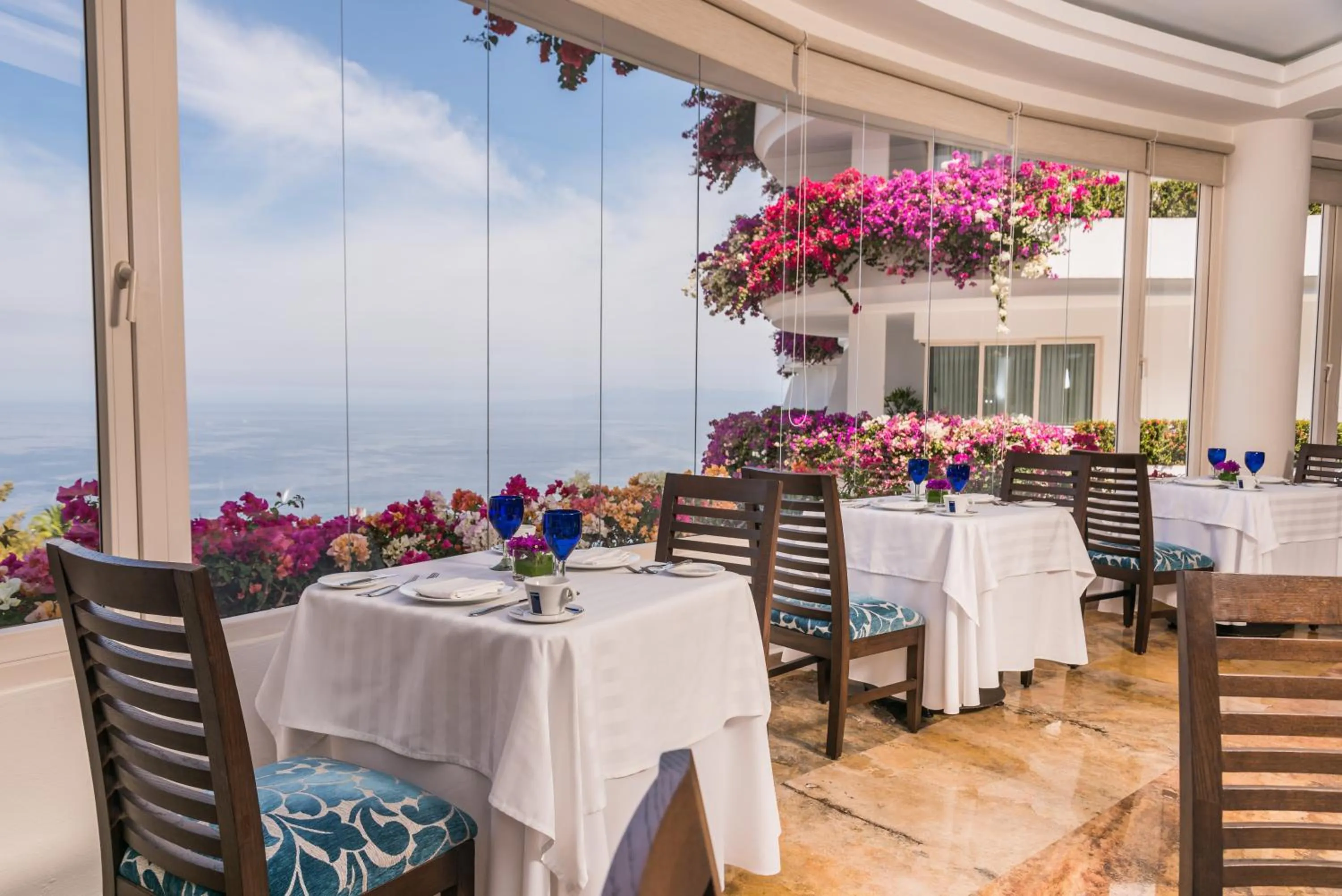 Restaurant/places to eat in Grand Miramar All Luxury Suites & Residences