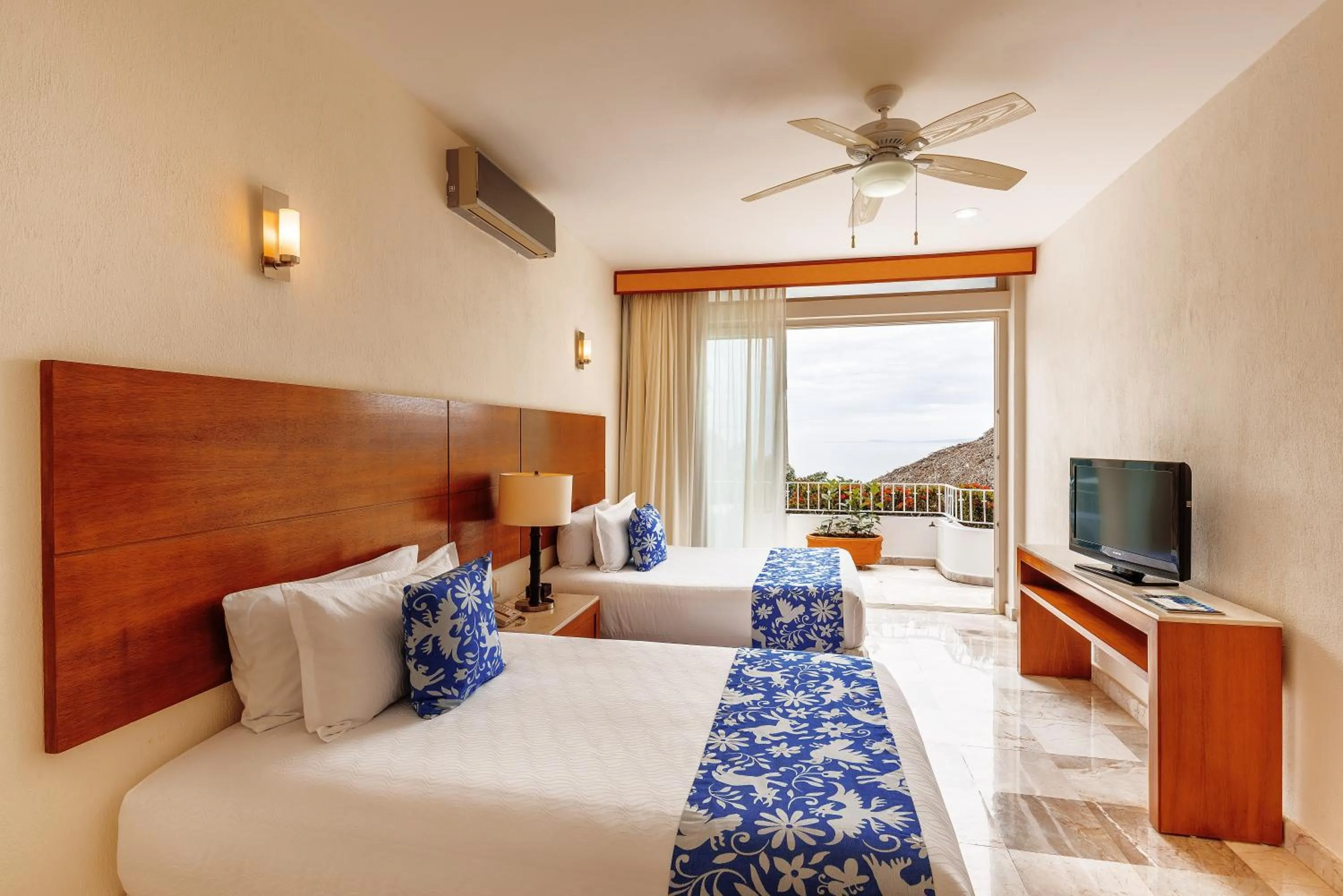 Bed in Grand Miramar All Luxury Suites & Residences