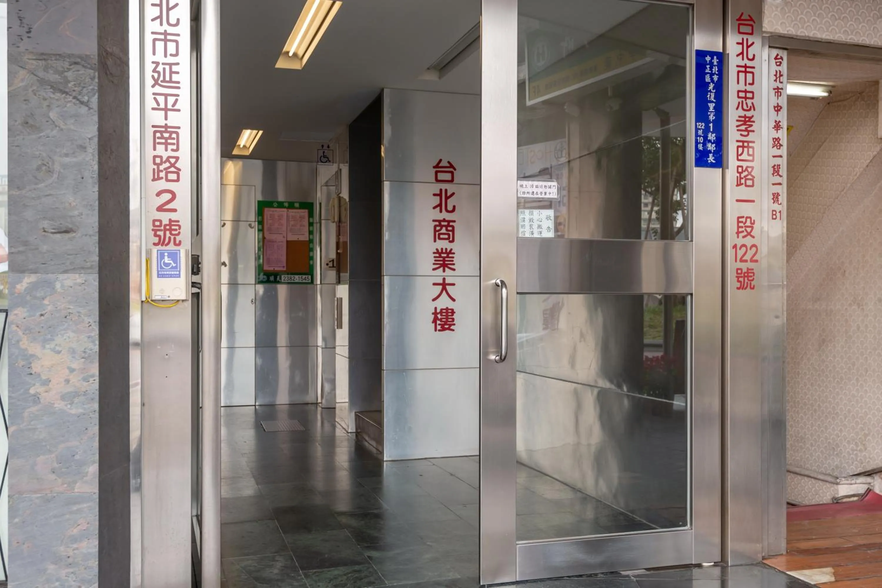 elevator in May Rooms Taipei Main Station