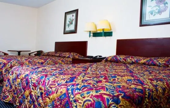 Bed in Country Hearth Inn-Union City