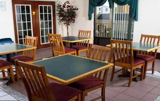 Restaurant/places to eat in Country Hearth Inn-Union City