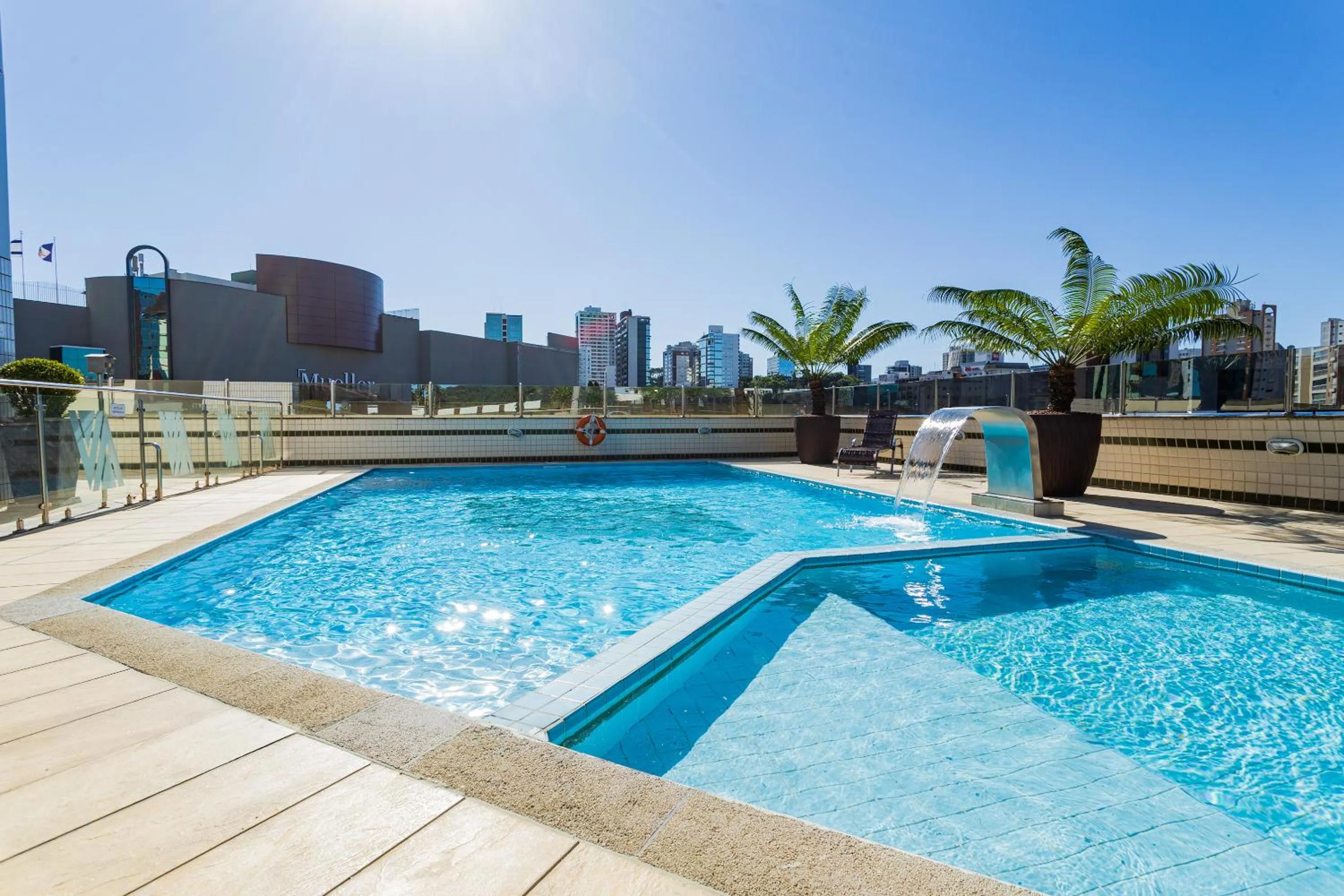 Pool view in Alven Hotel by Slaviero Hotéis