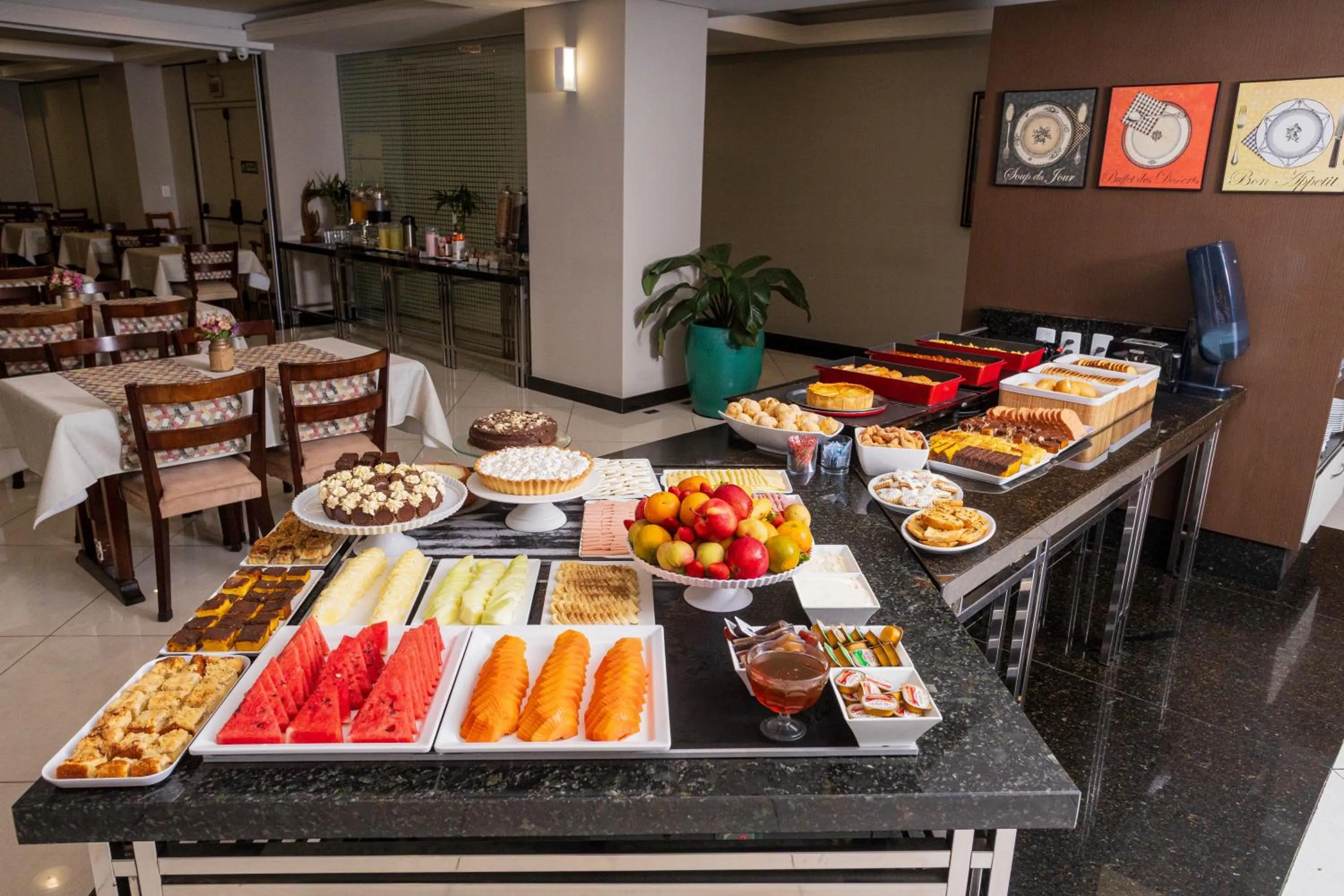 Breakfast in Alven Hotel by Slaviero Hotéis