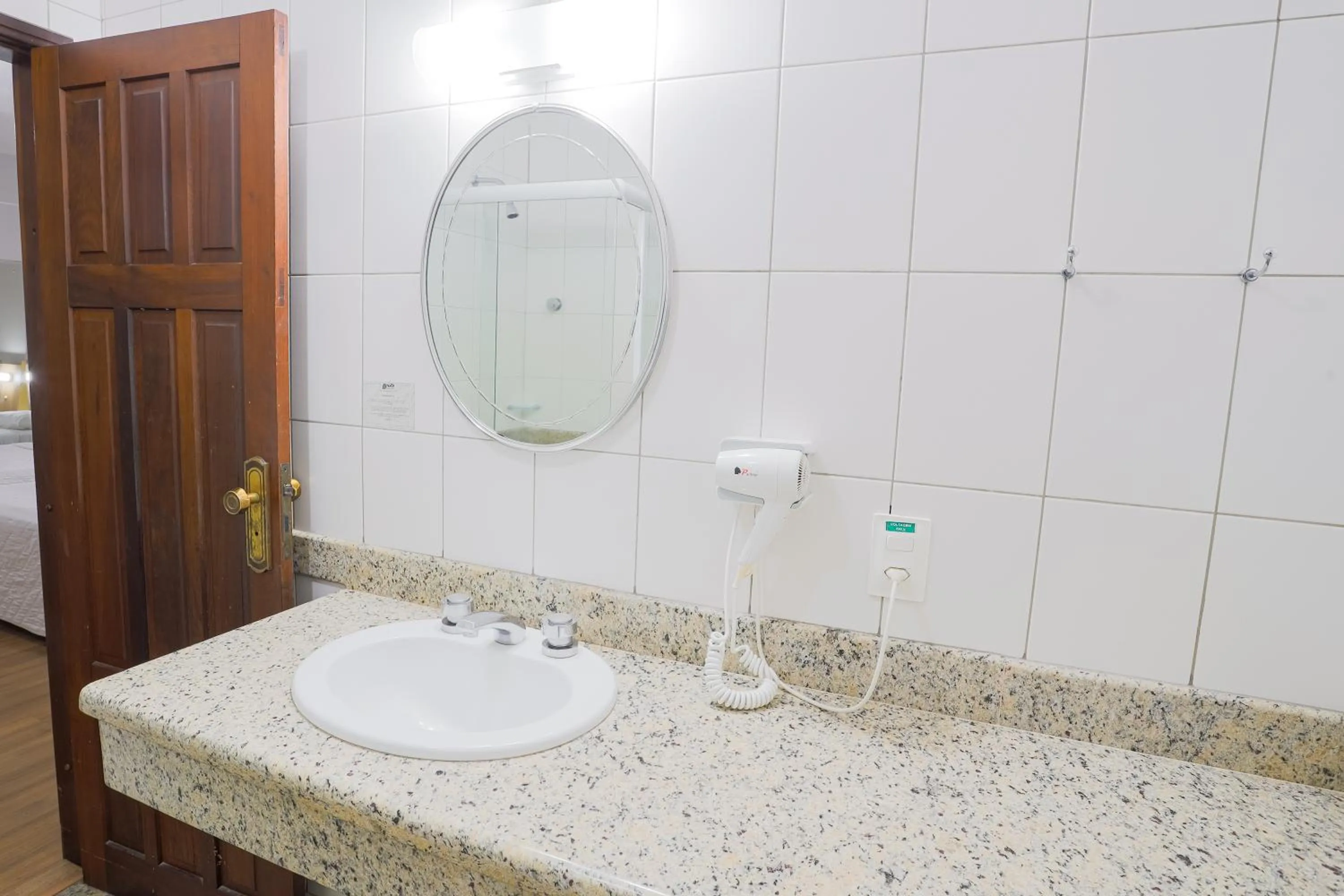 Bathroom in Alven Hotel by Slaviero Hotéis