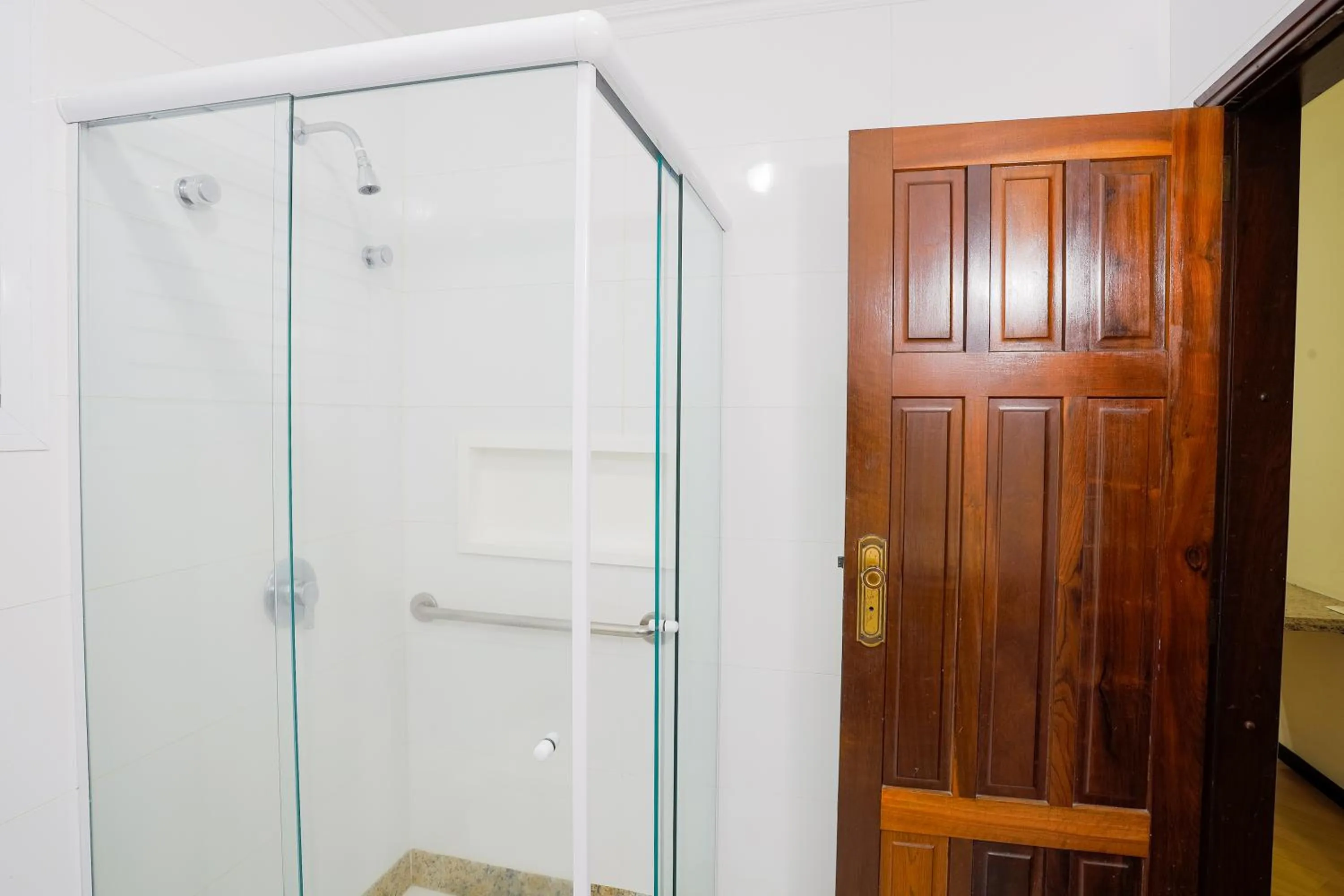 Bathroom in Alven Hotel by Slaviero Hotéis