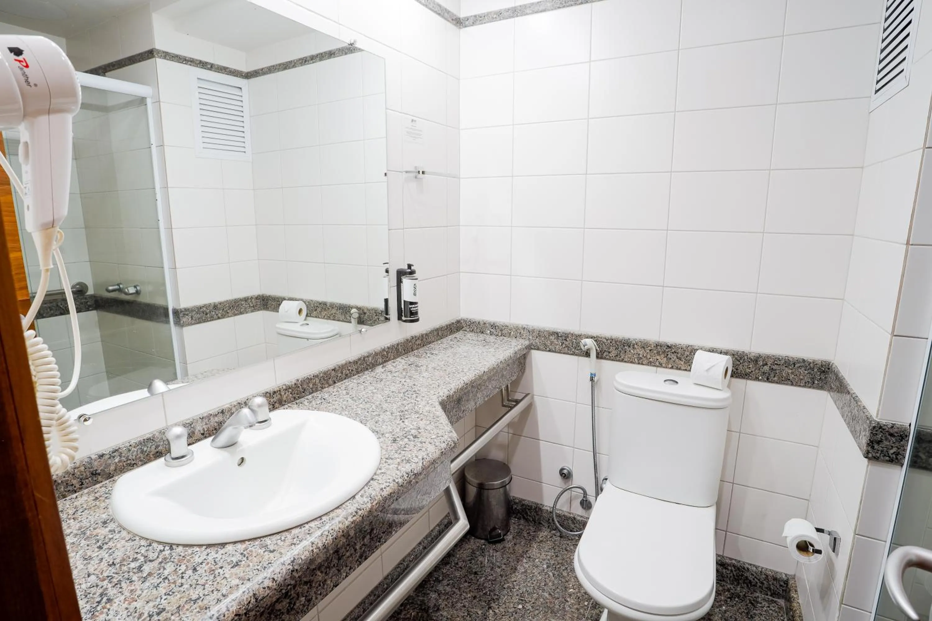 Bathroom in Alven Hotel by Slaviero Hotéis