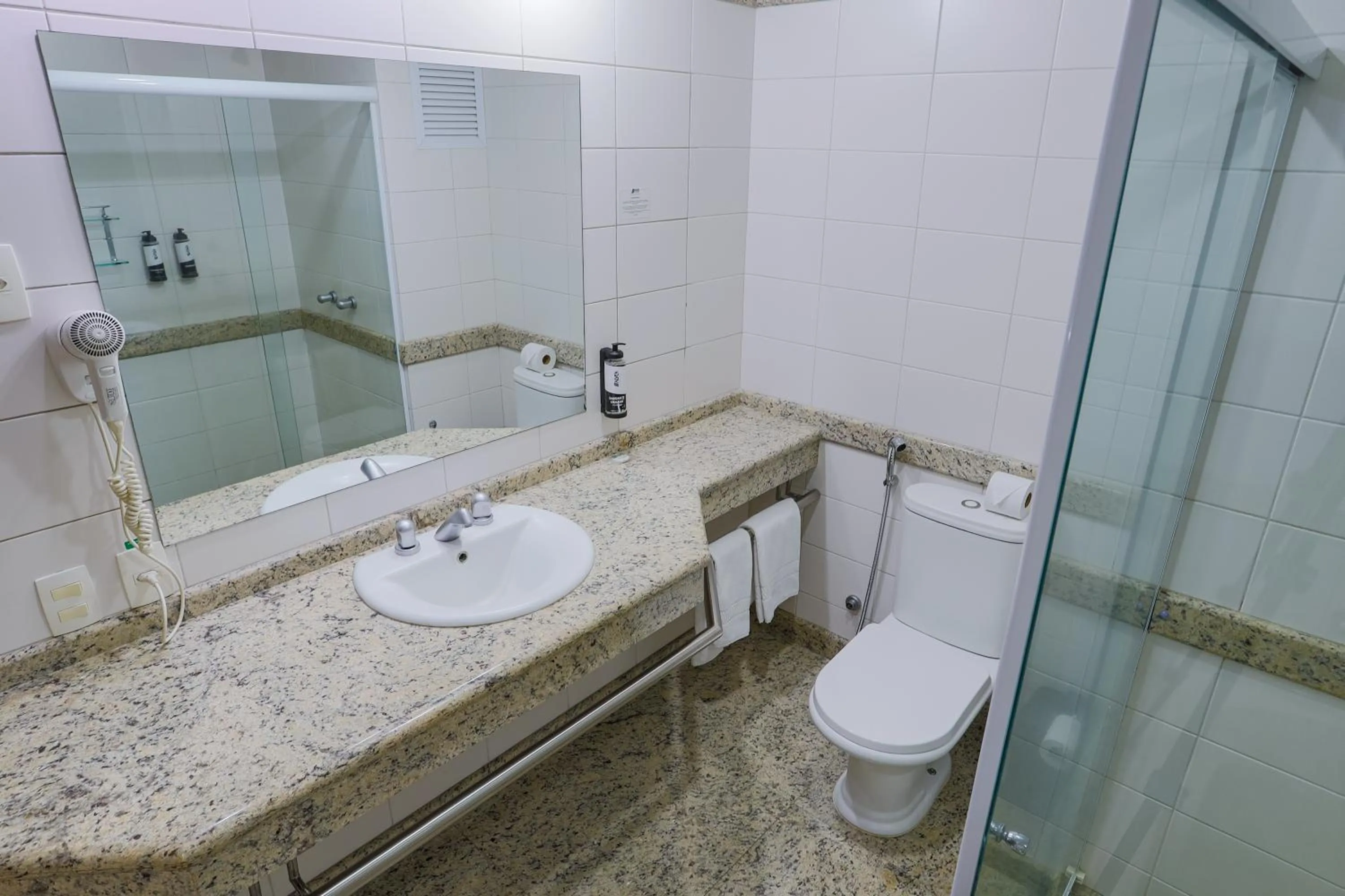 Bathroom in Alven Hotel by Slaviero Hotéis