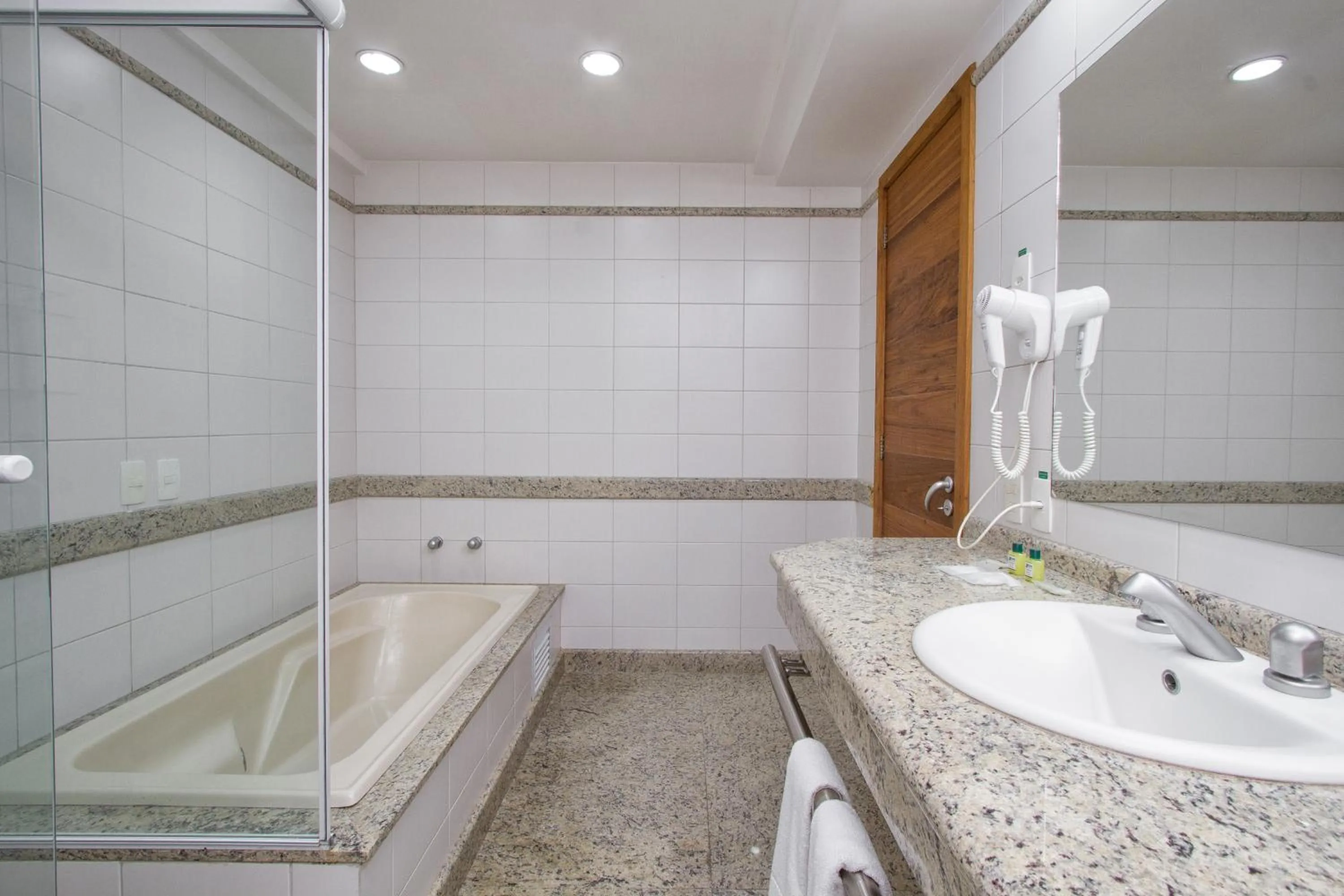 Bathroom in Alven Hotel by Slaviero Hotéis