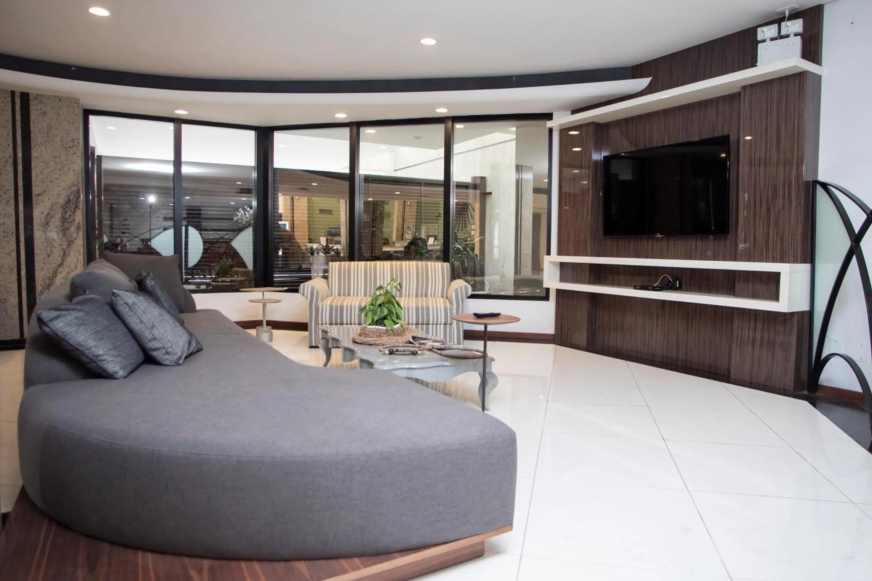 Communal lounge/ TV room in Alven Hotel by Slaviero Hotéis