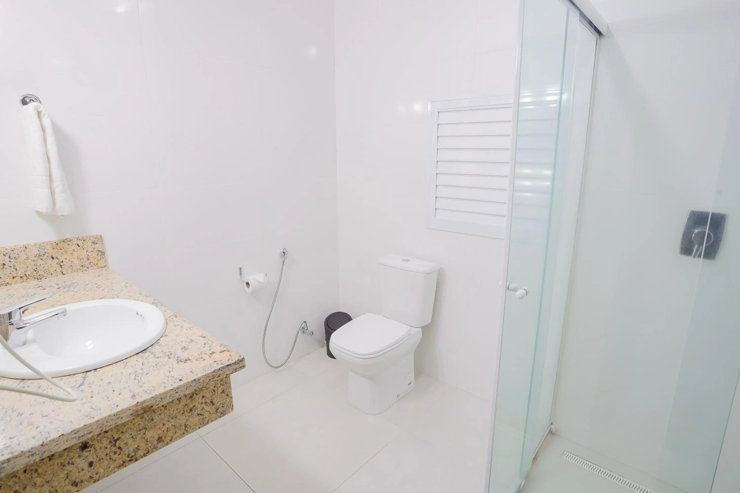 Bathroom in Alven Hotel by Slaviero Hotéis