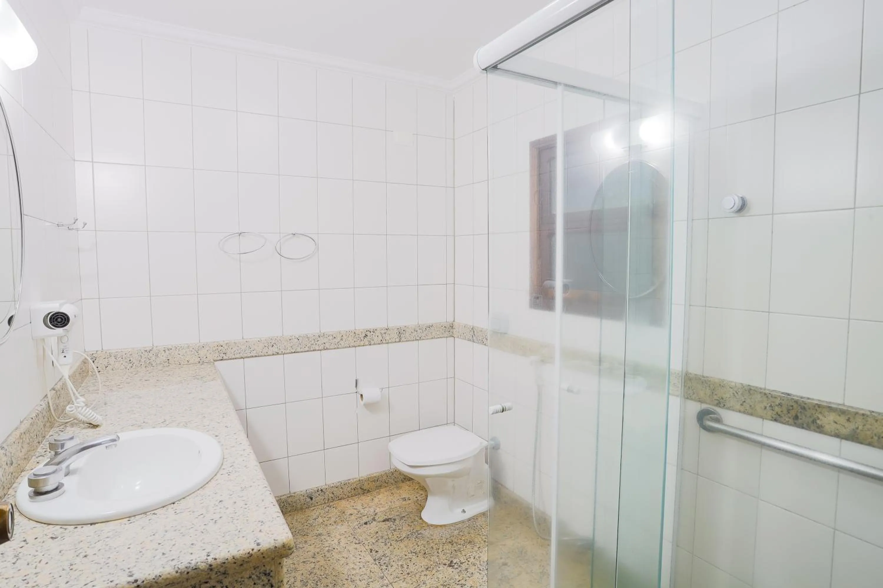 Bathroom in Alven Hotel by Slaviero Hotéis