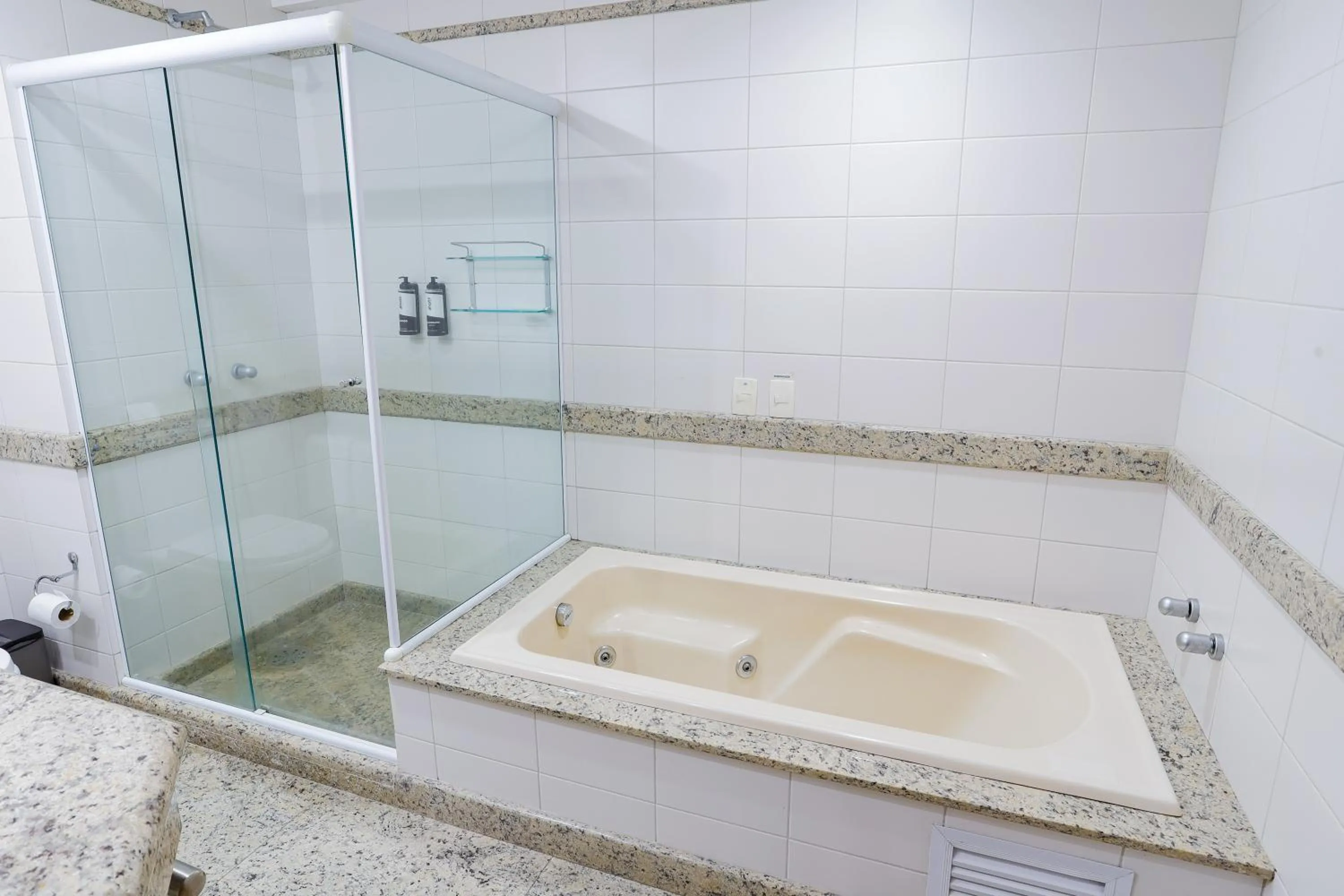 Bathroom in Alven Hotel by Slaviero Hotéis