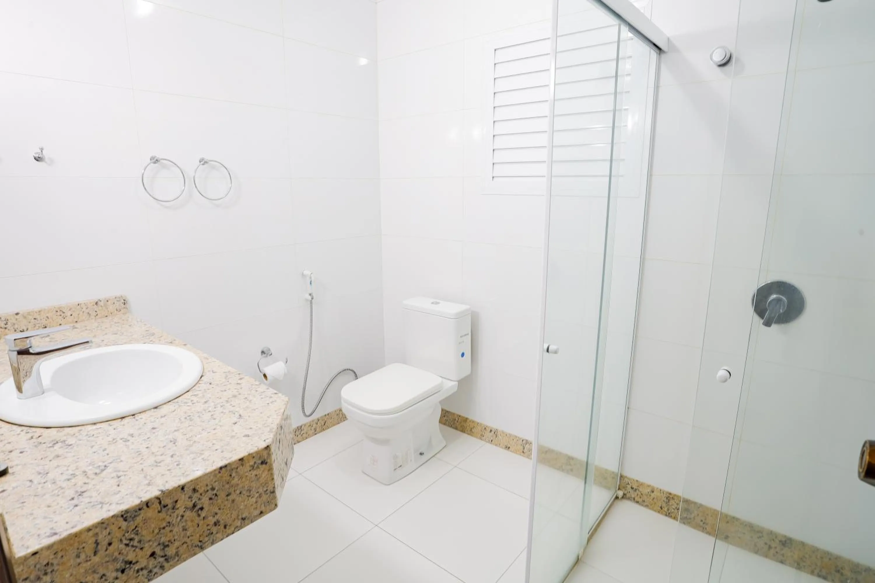 Bathroom in Alven Hotel by Slaviero Hotéis