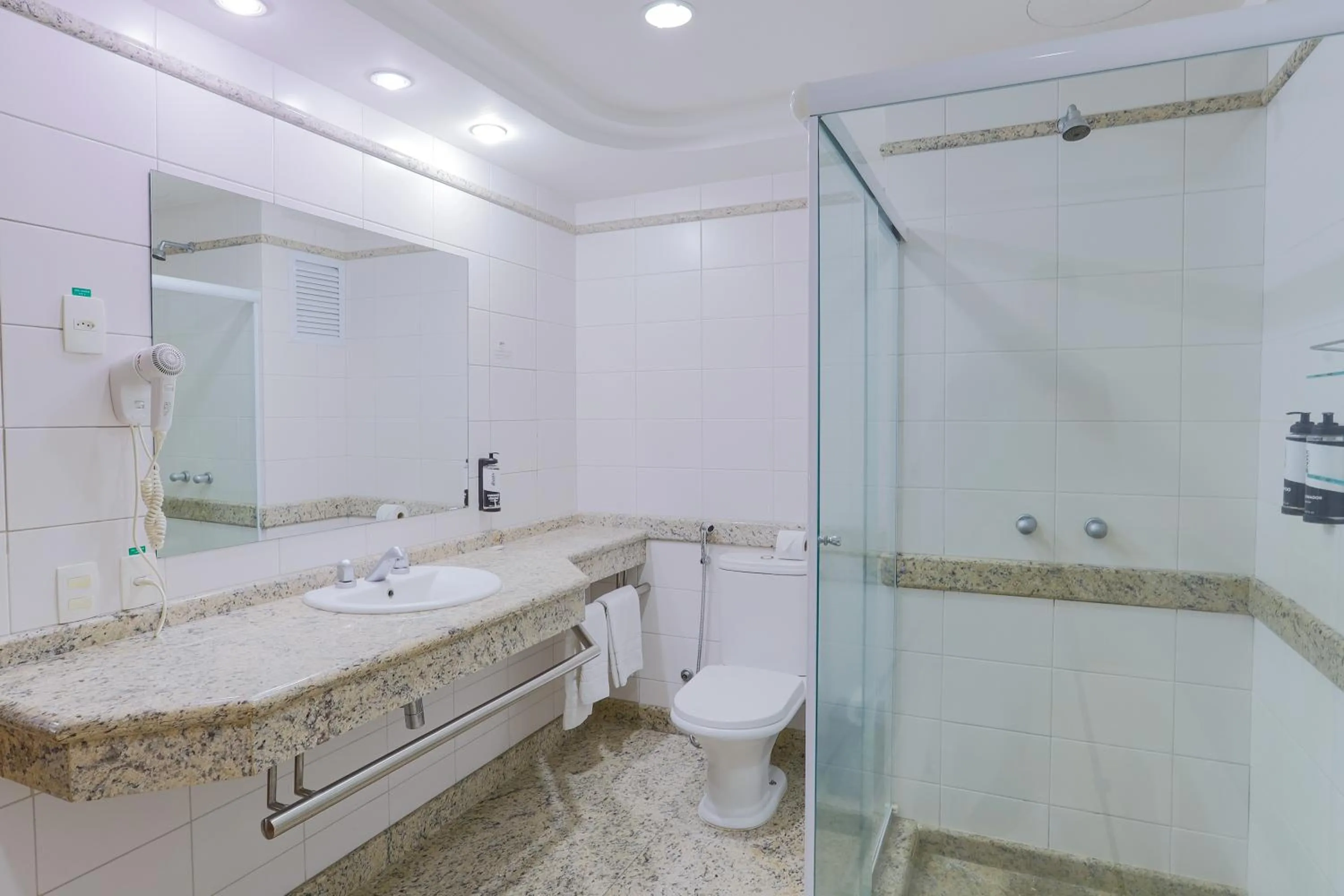 Bathroom in Alven Hotel by Slaviero Hotéis