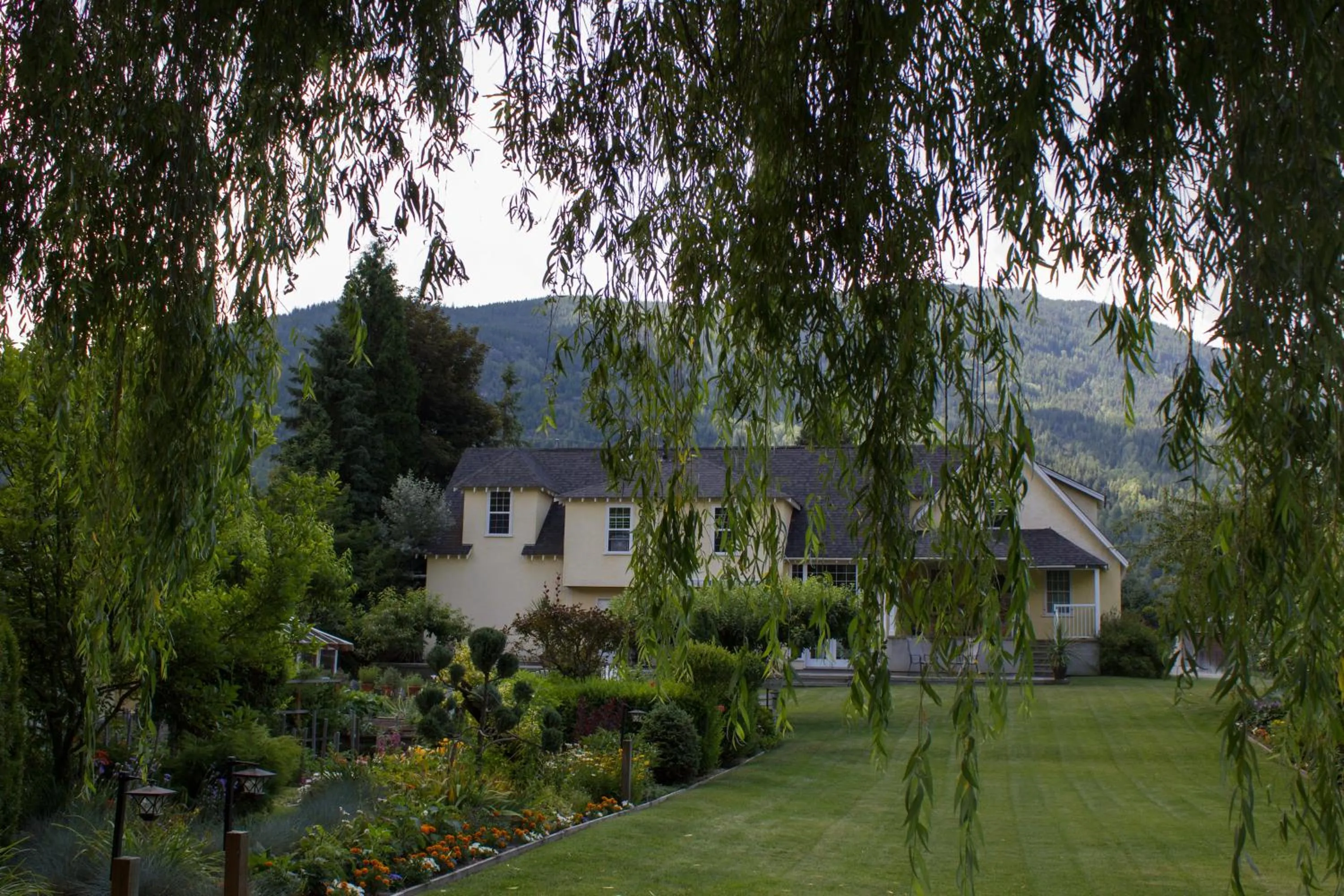 Genelle House B&B Guest House