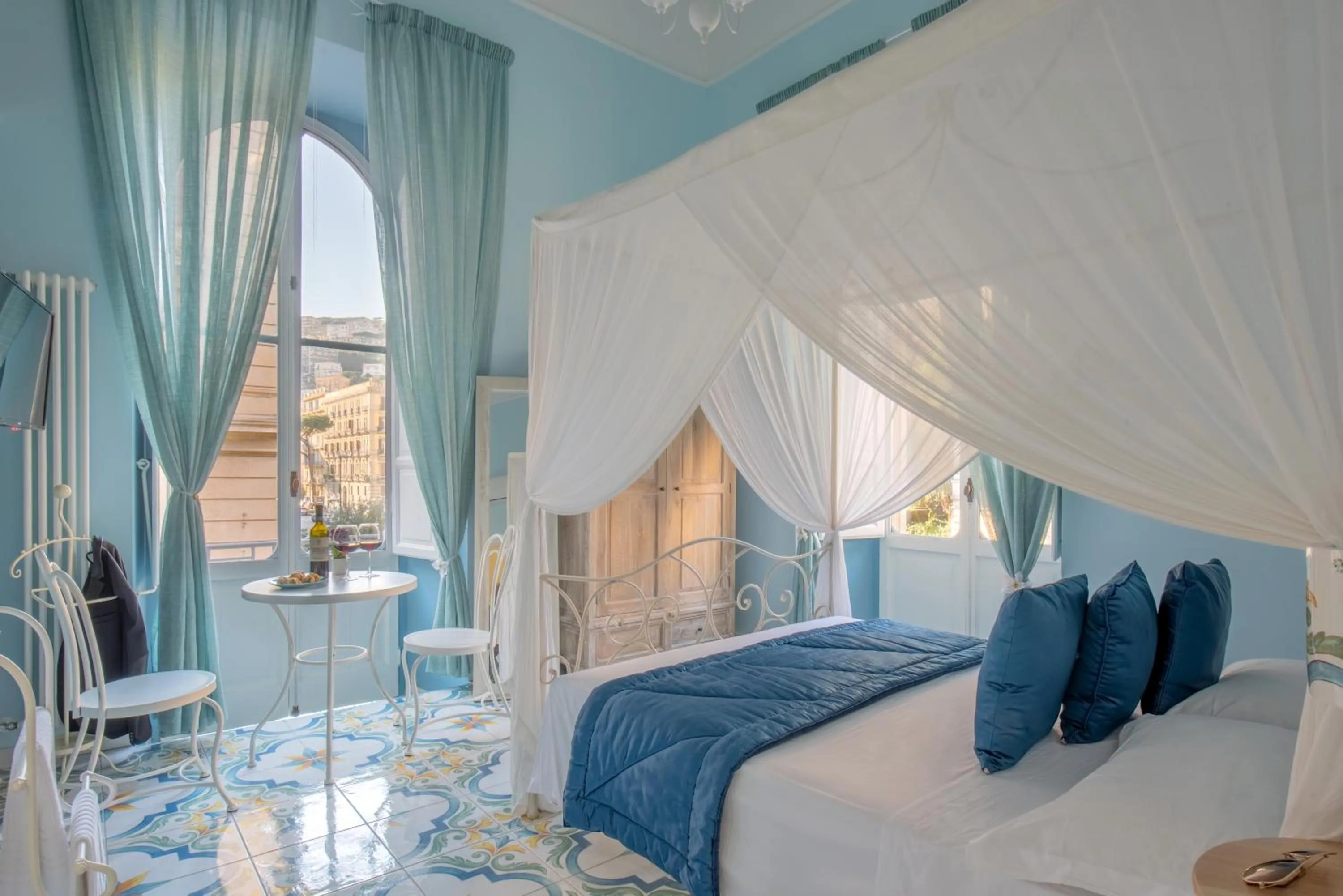 Photo of the whole room, Bed in Regina Elena