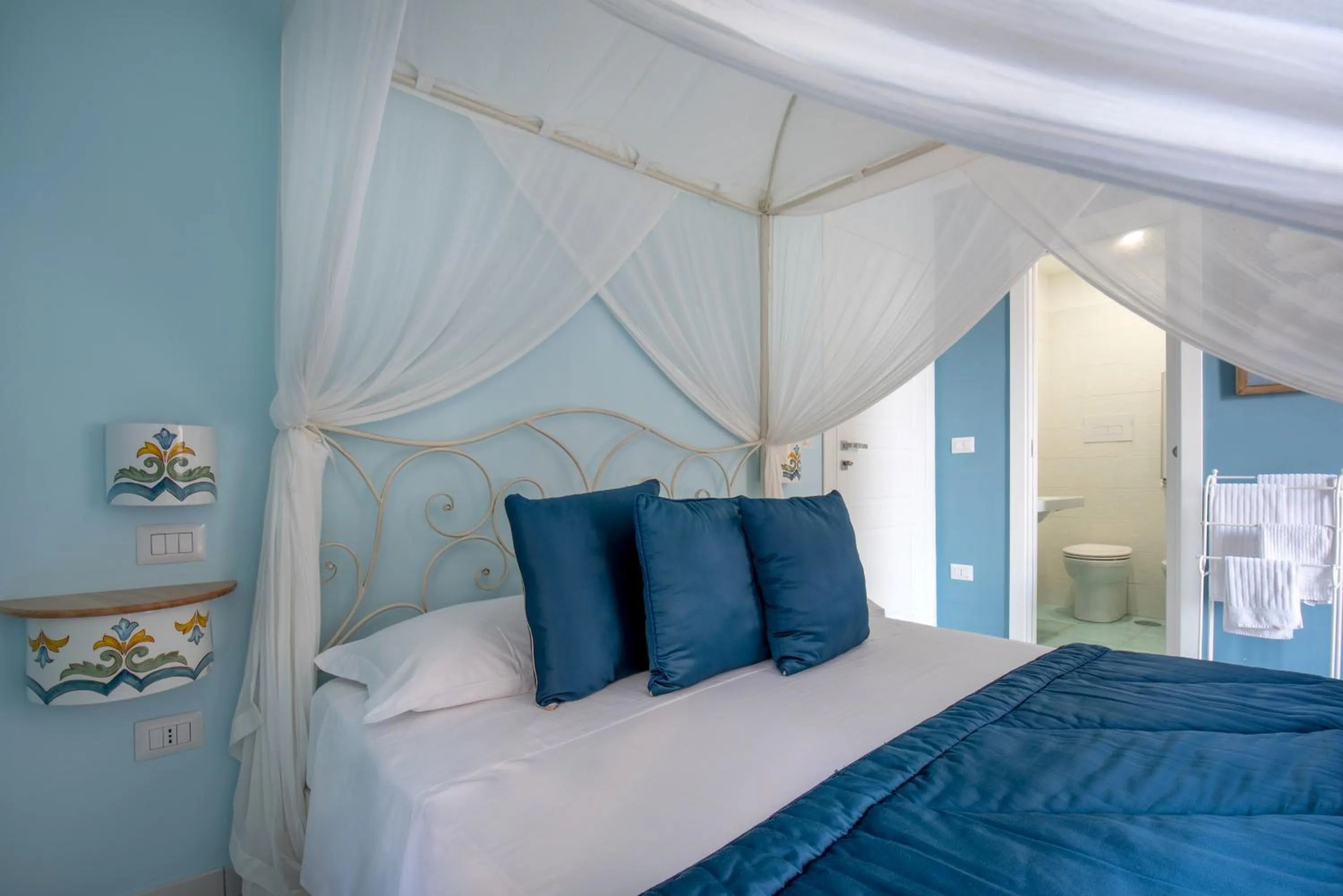 Photo of the whole room, Bed in Regina Elena