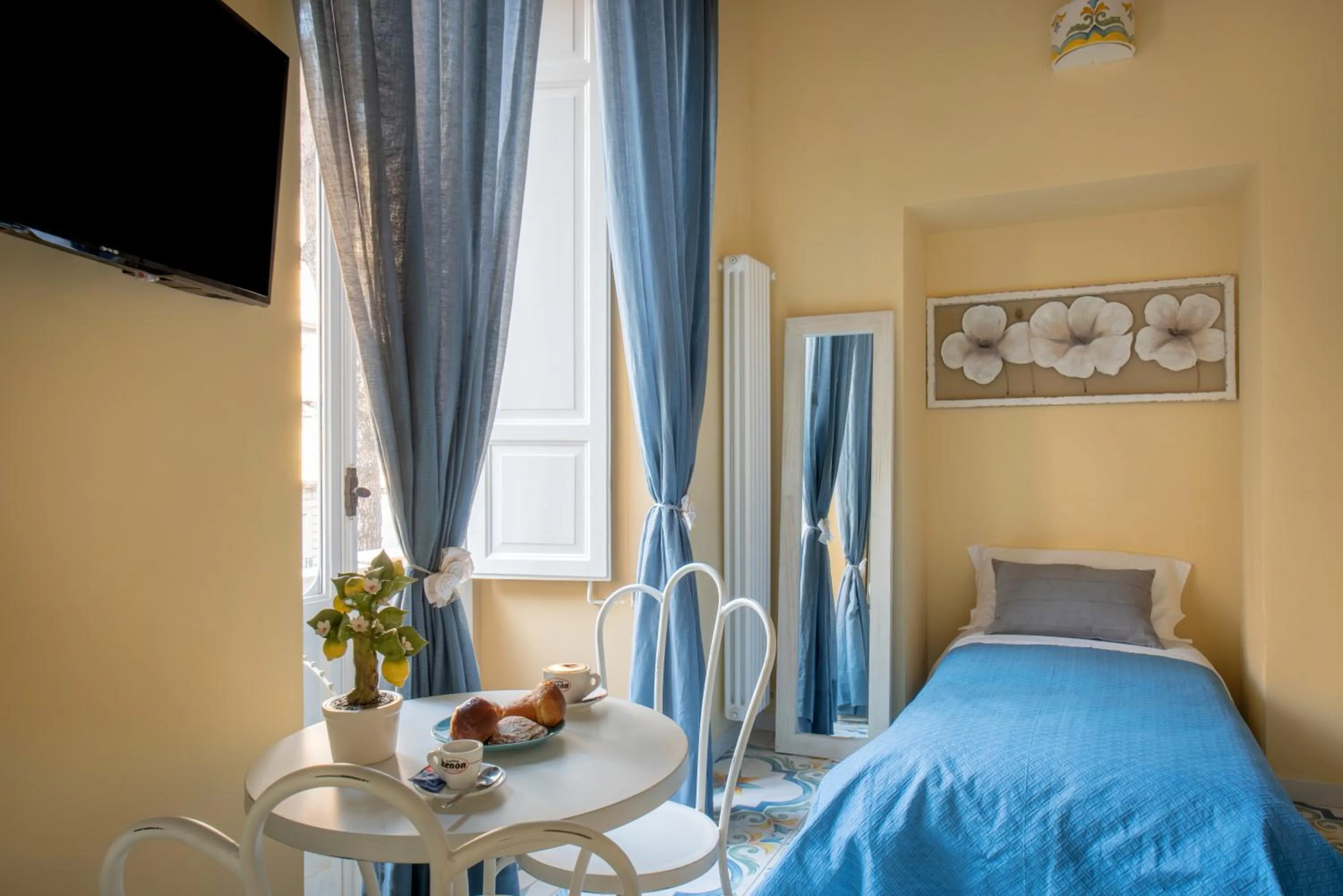 Photo of the whole room, Bed in Regina Elena