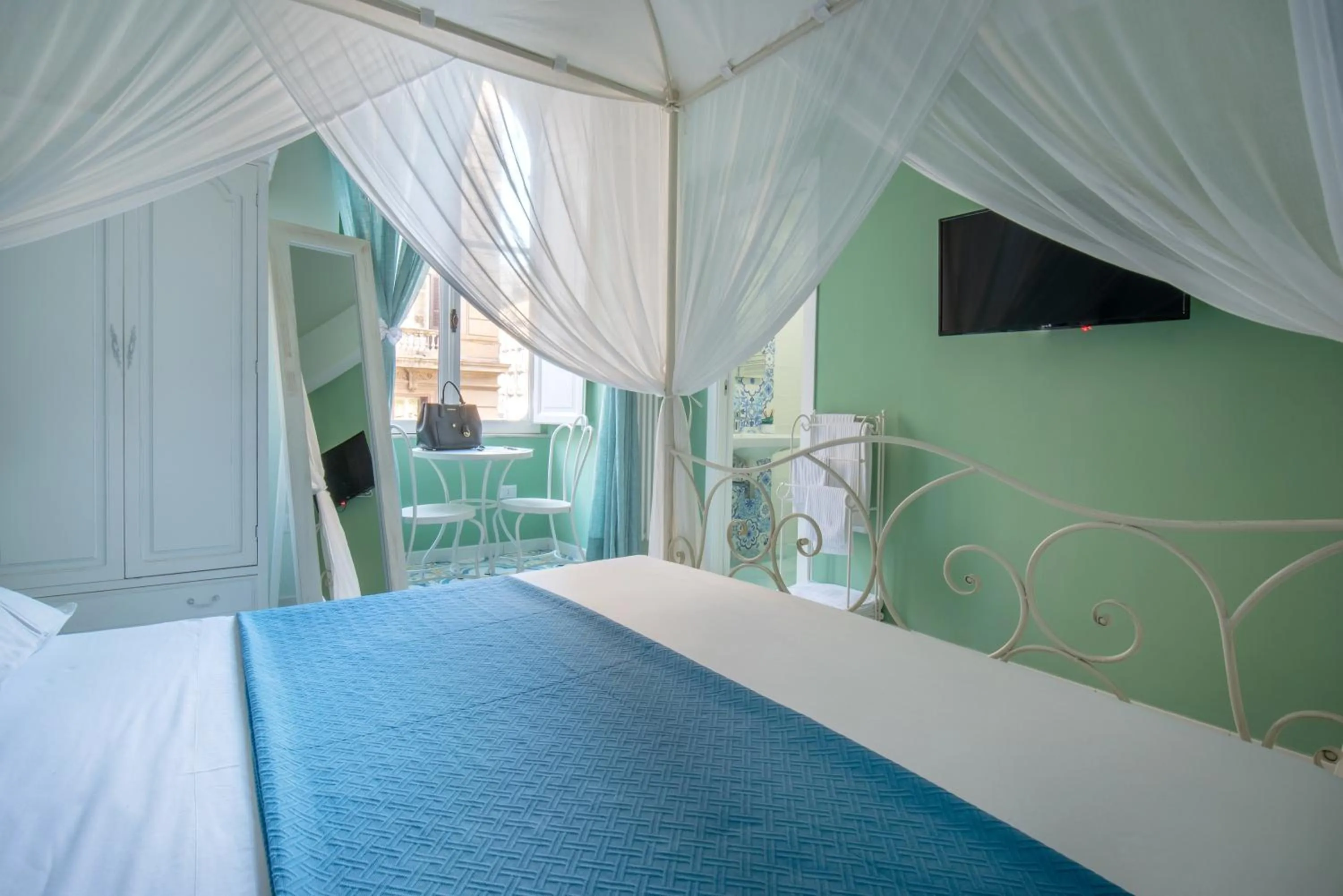 Photo of the whole room, Bed in Regina Elena