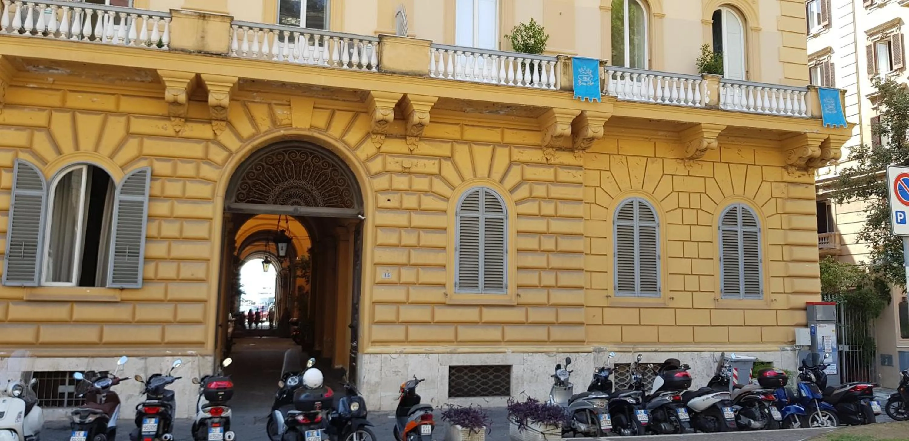 Facade/entrance in Regina Elena