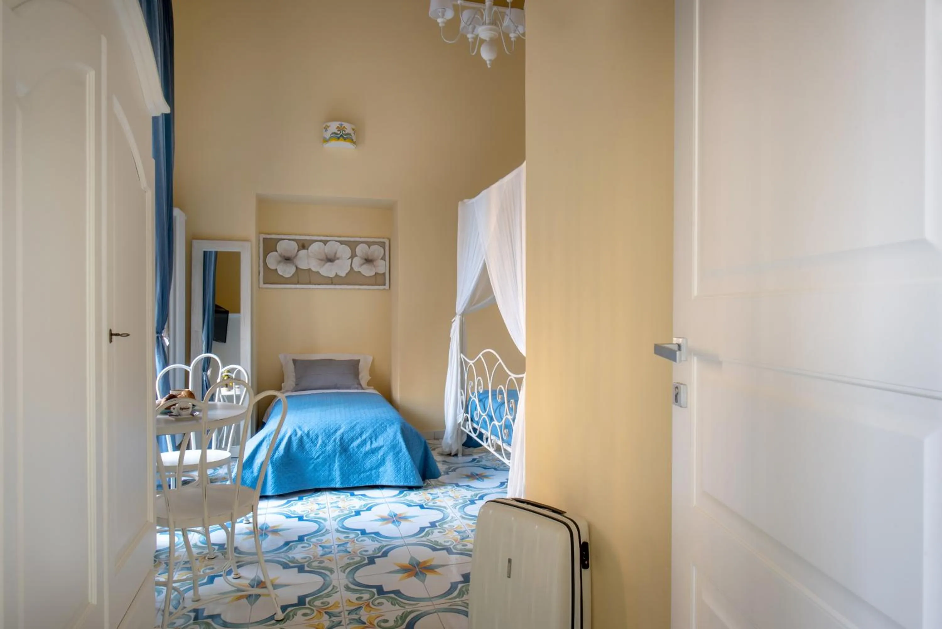 Photo of the whole room, Bed in Regina Elena