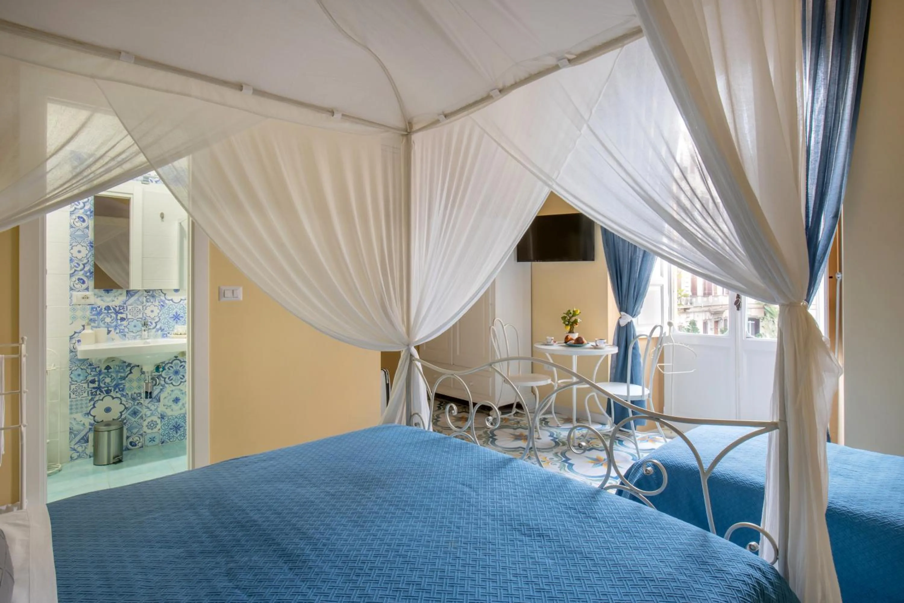 Photo of the whole room, Bed in Regina Elena