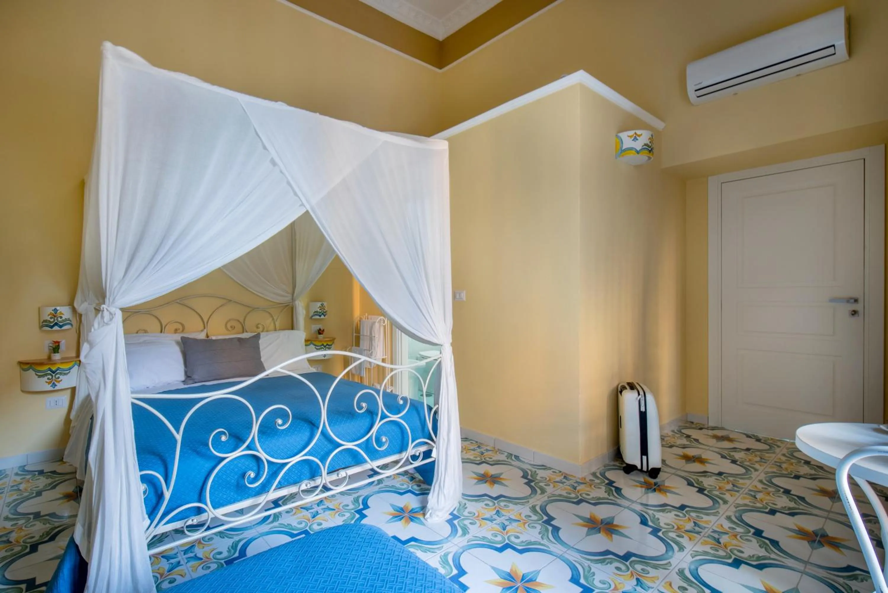 Photo of the whole room, Bed in Regina Elena