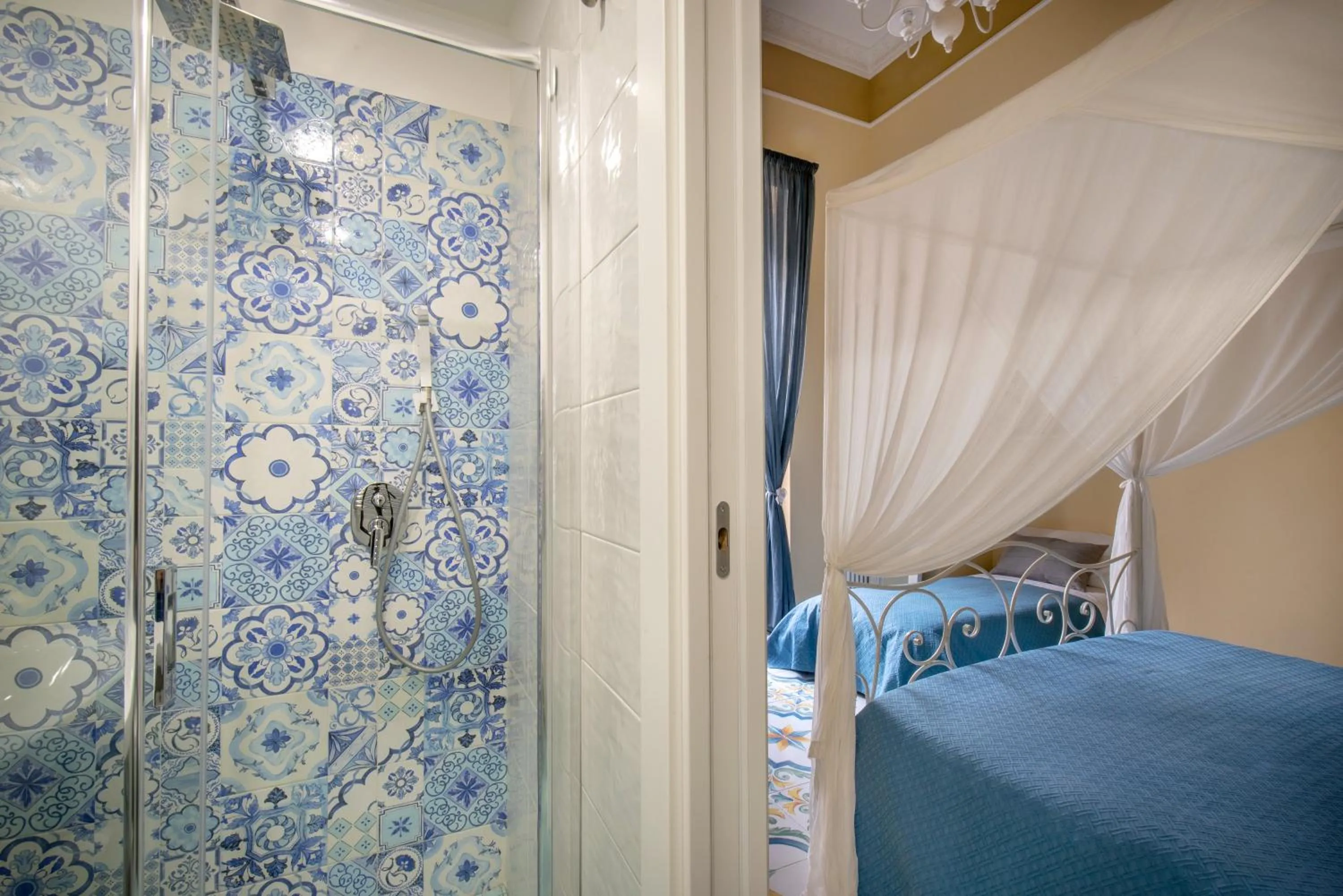 Photo of the whole room, Bed in Regina Elena