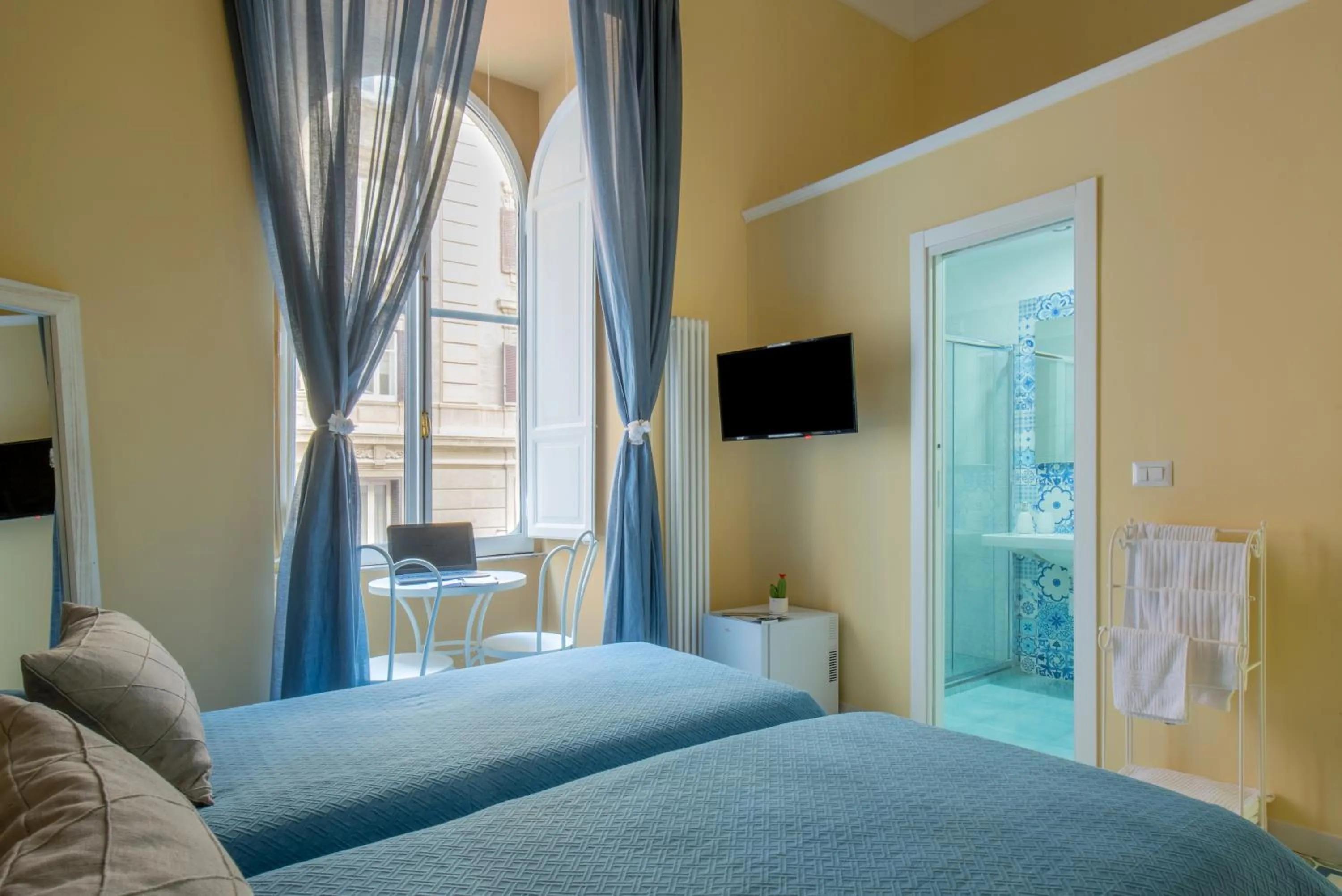 Photo of the whole room, Bed in Regina Elena