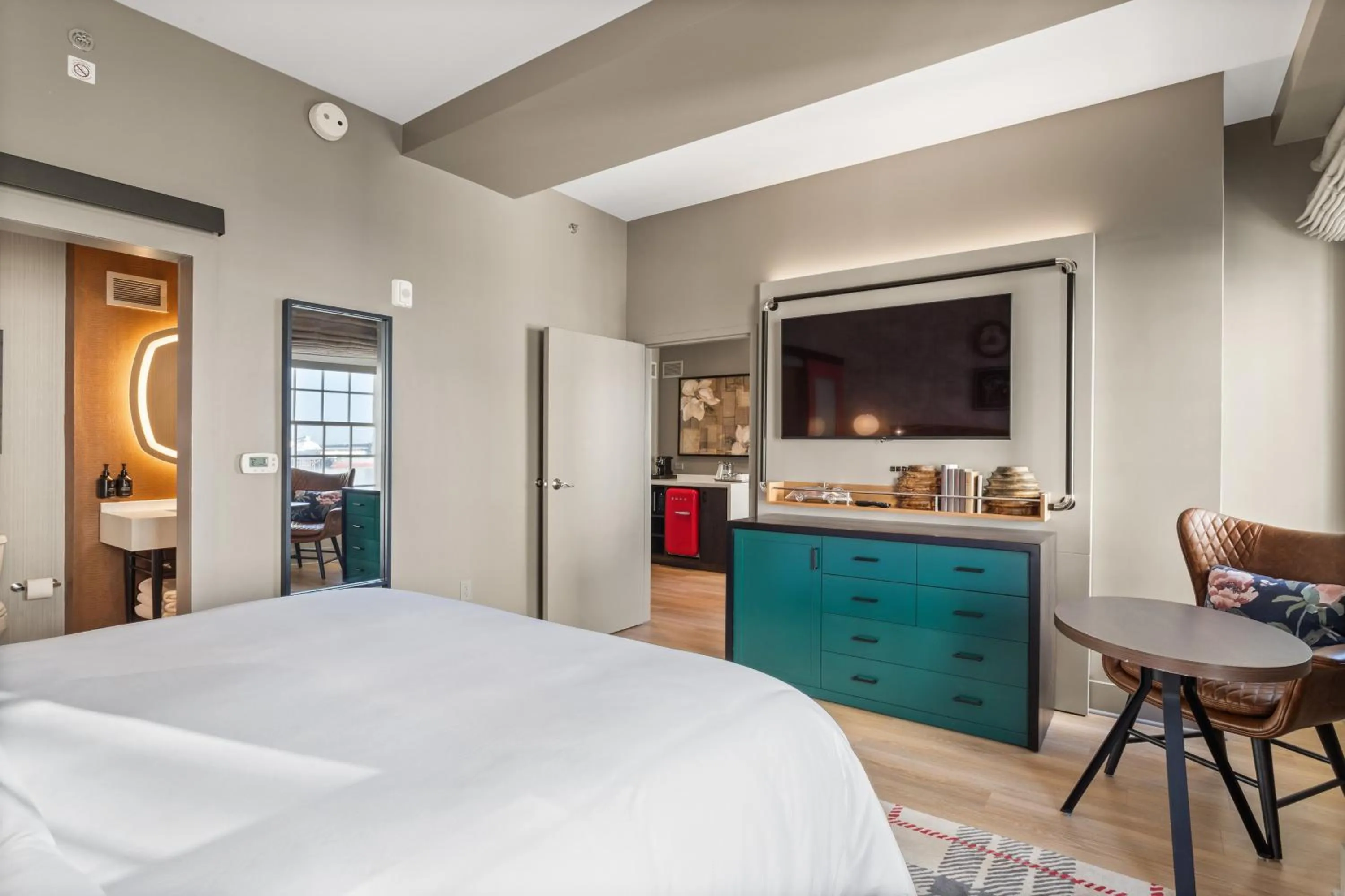 Photo of the whole room, Bed in Hotel Indigo Baton Rouge Downtown by IHG