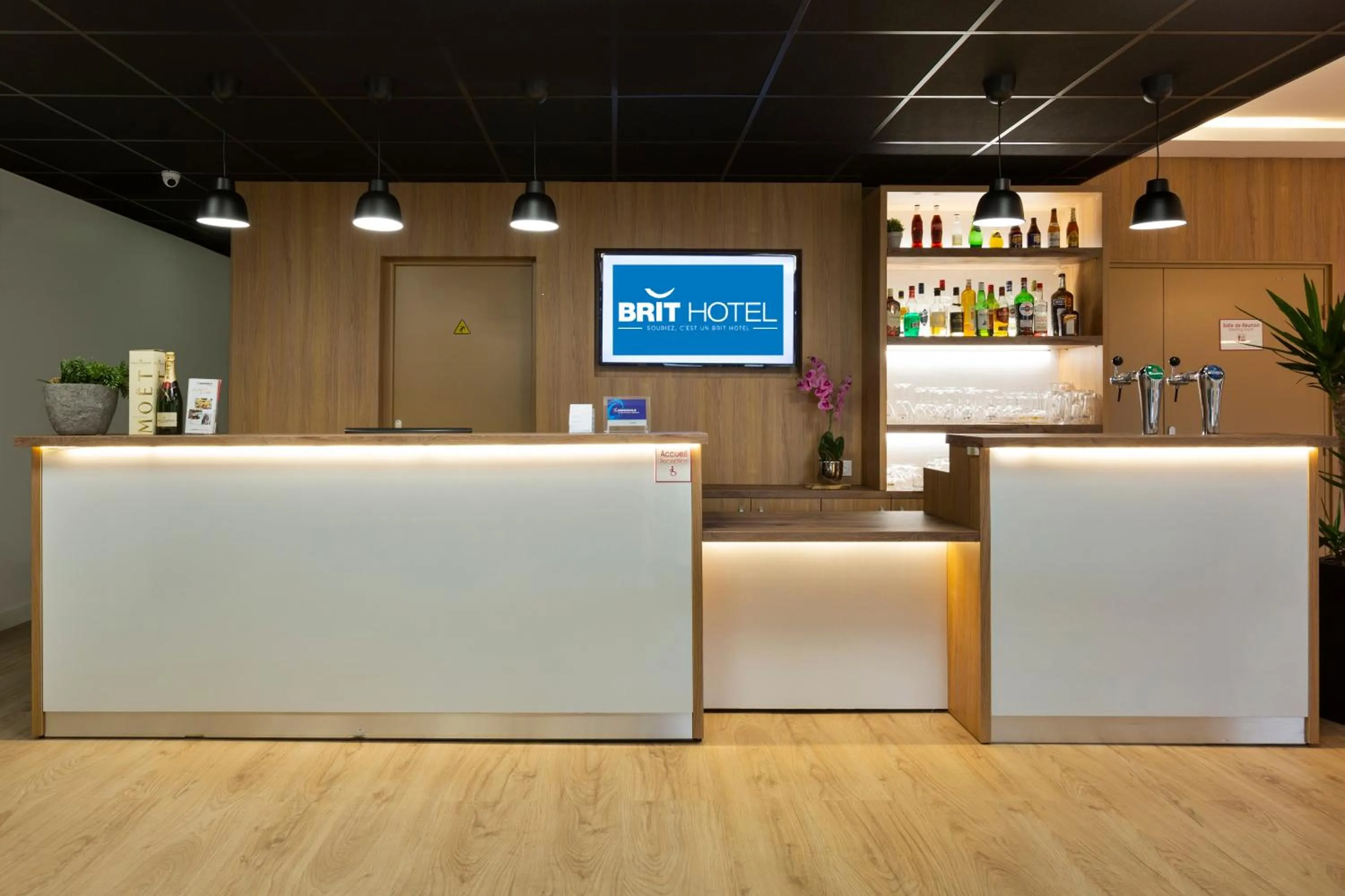 Lobby or reception in Brit Hotel Confort Amiens