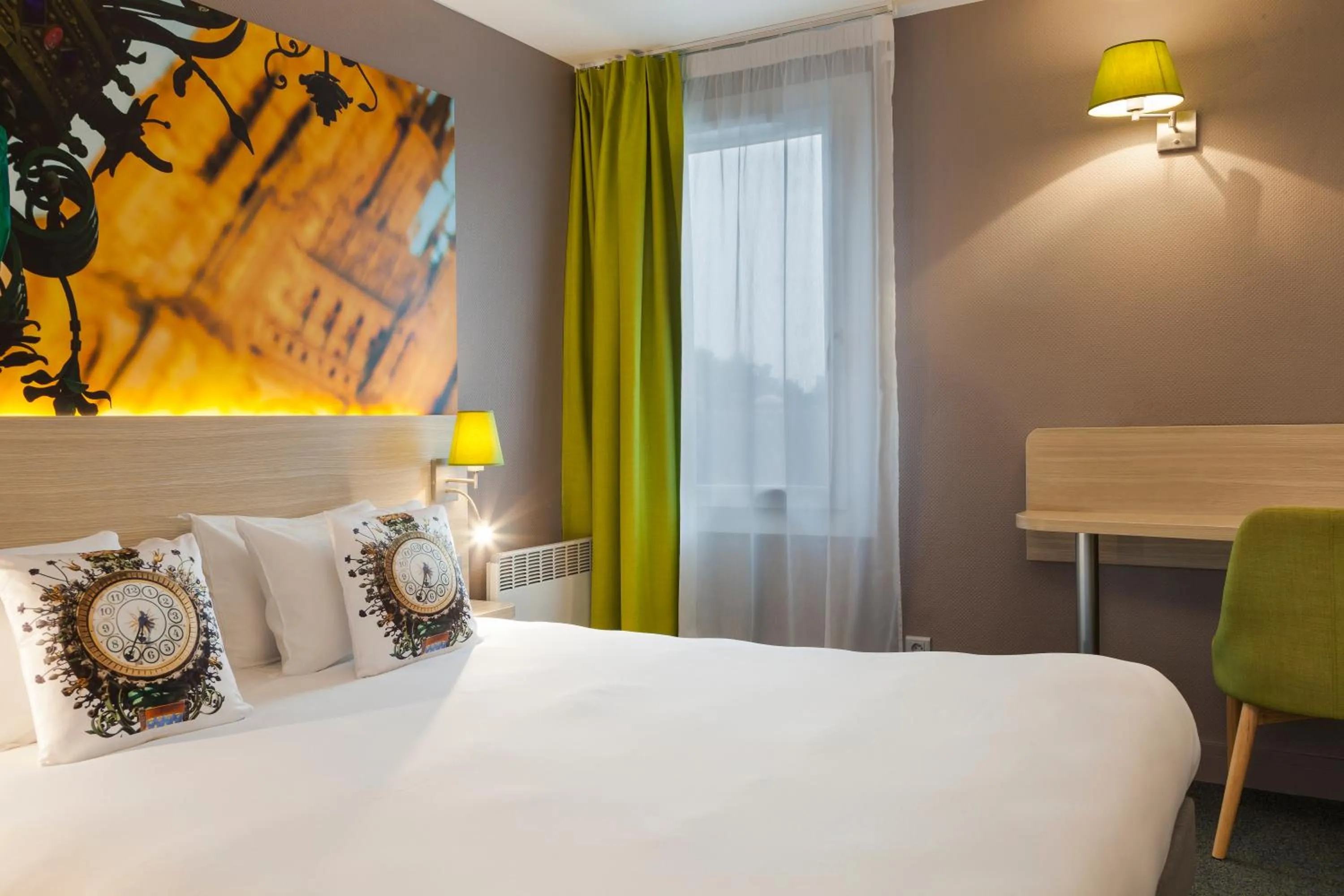 Bed in Brit Hotel Confort Amiens