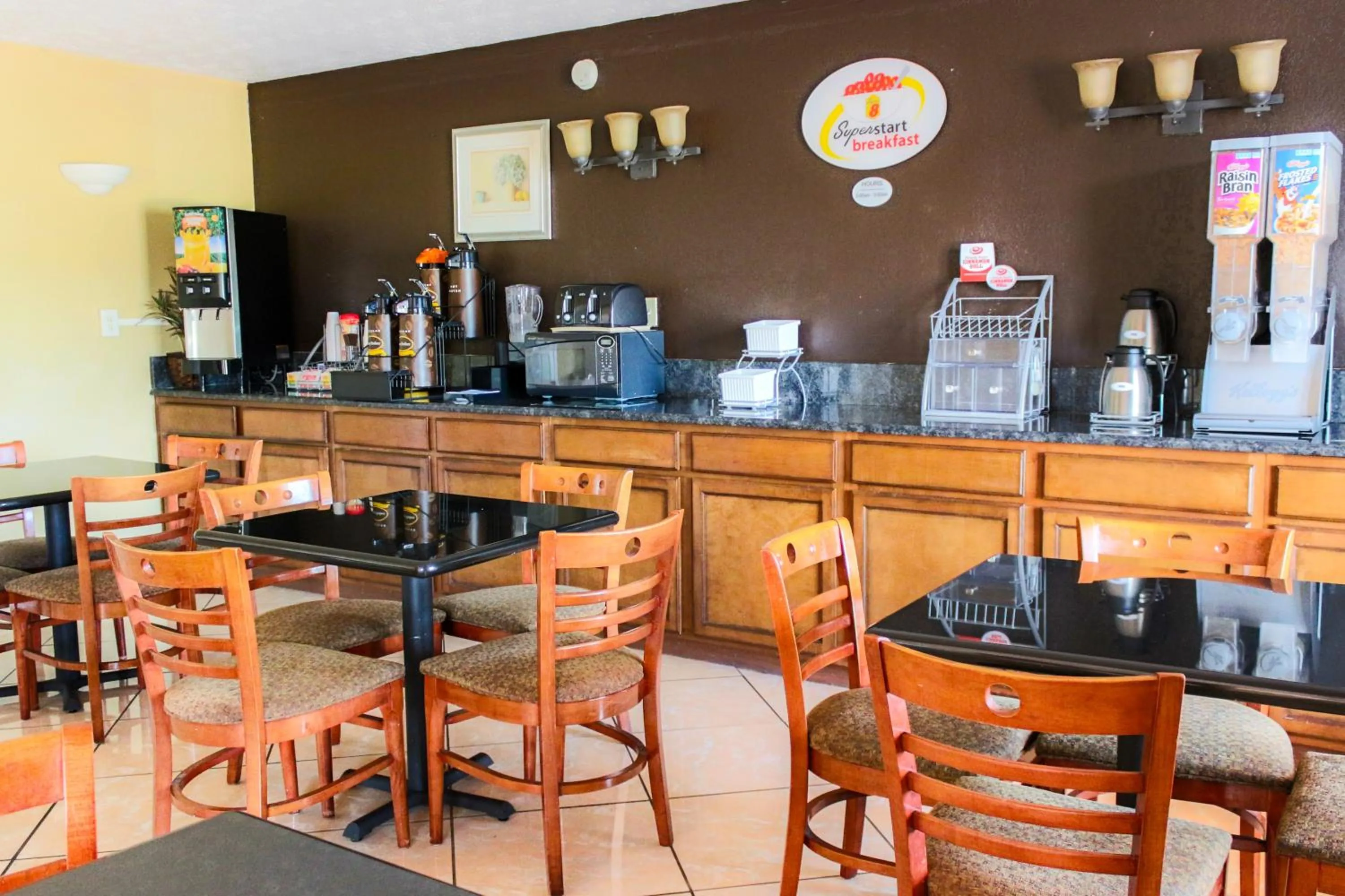 Restaurant/places to eat in Super 8 by Wyndham College Park/Atlanta Airport West