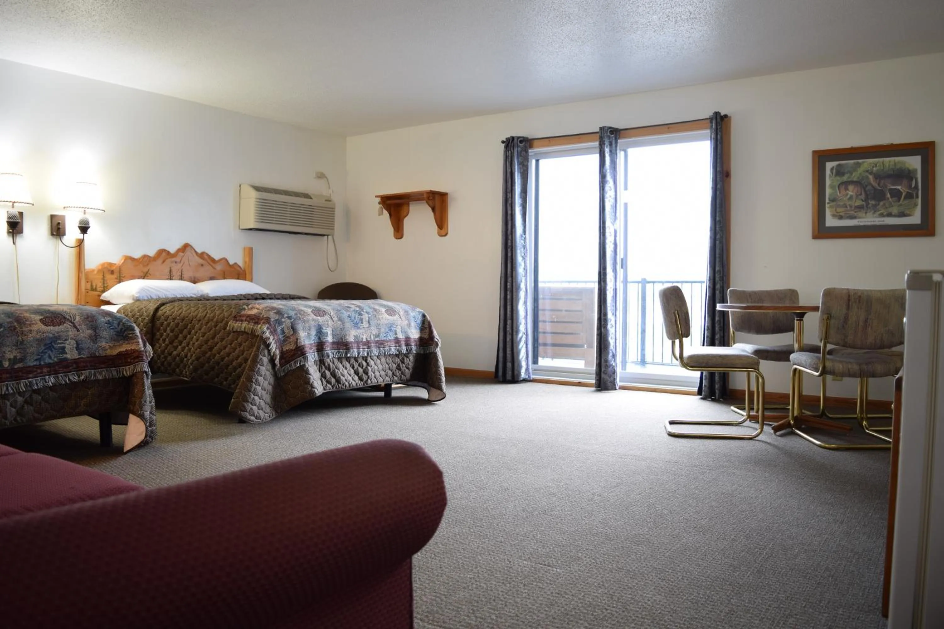 Photo of the whole room, Bed in The Otter Lodge